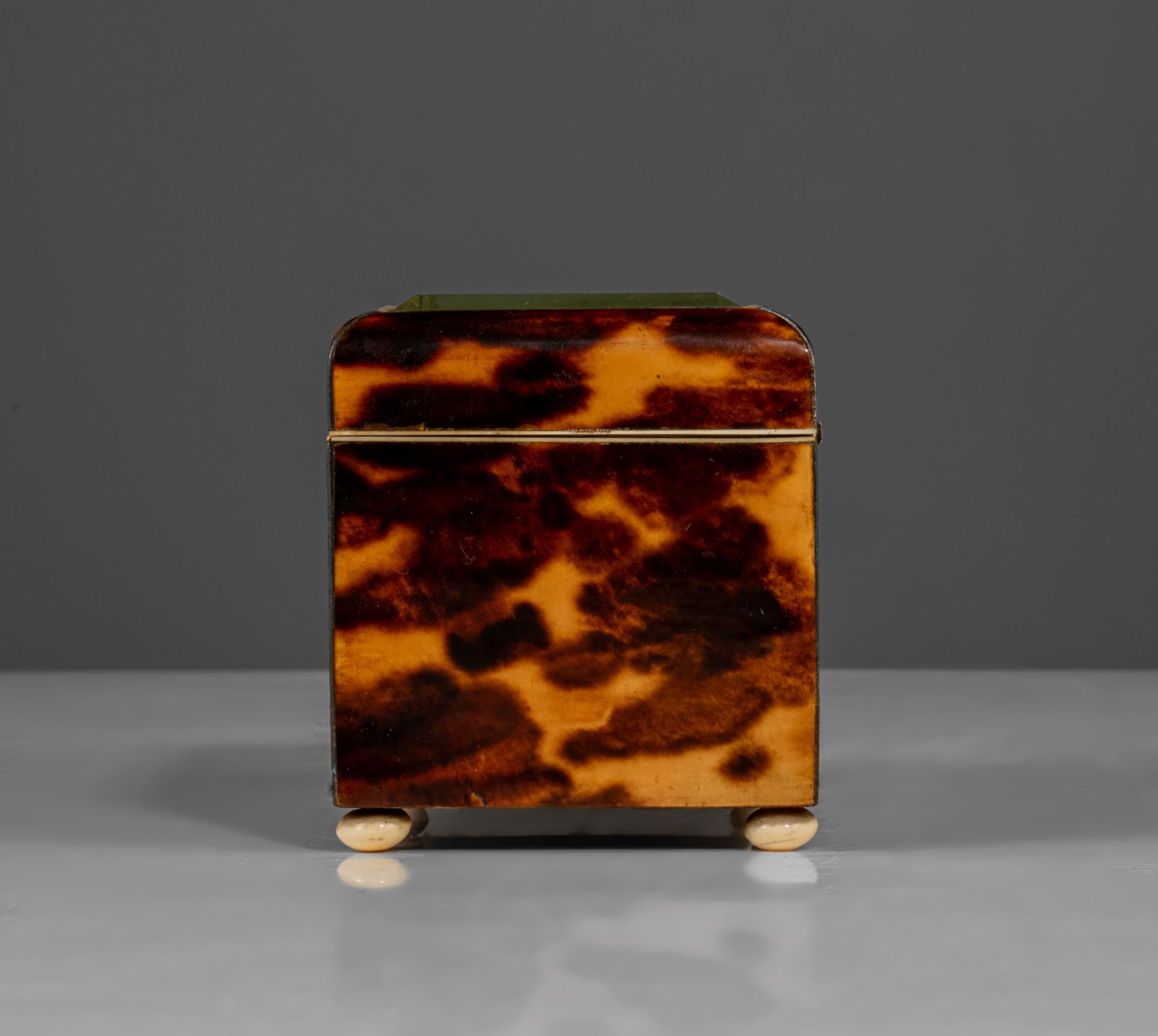 (BIDDING ONLY ON CARLOBONTE.BE) An English tortoiseshell tea box, 19thC, H 8,5 - W 12,5 - D 7,5 cm - Bild 3 aus 8