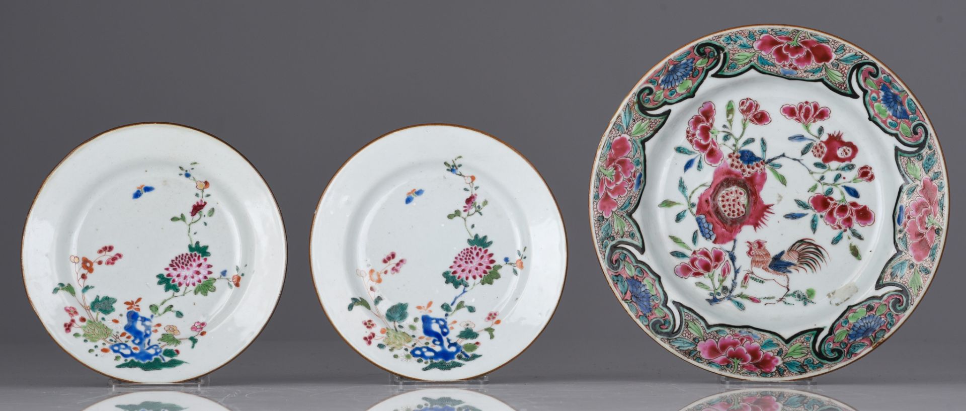 A collection of fine Chinese famille rose export porcelain dishes and a plate, 18thC, largest dimens - Image 6 of 10