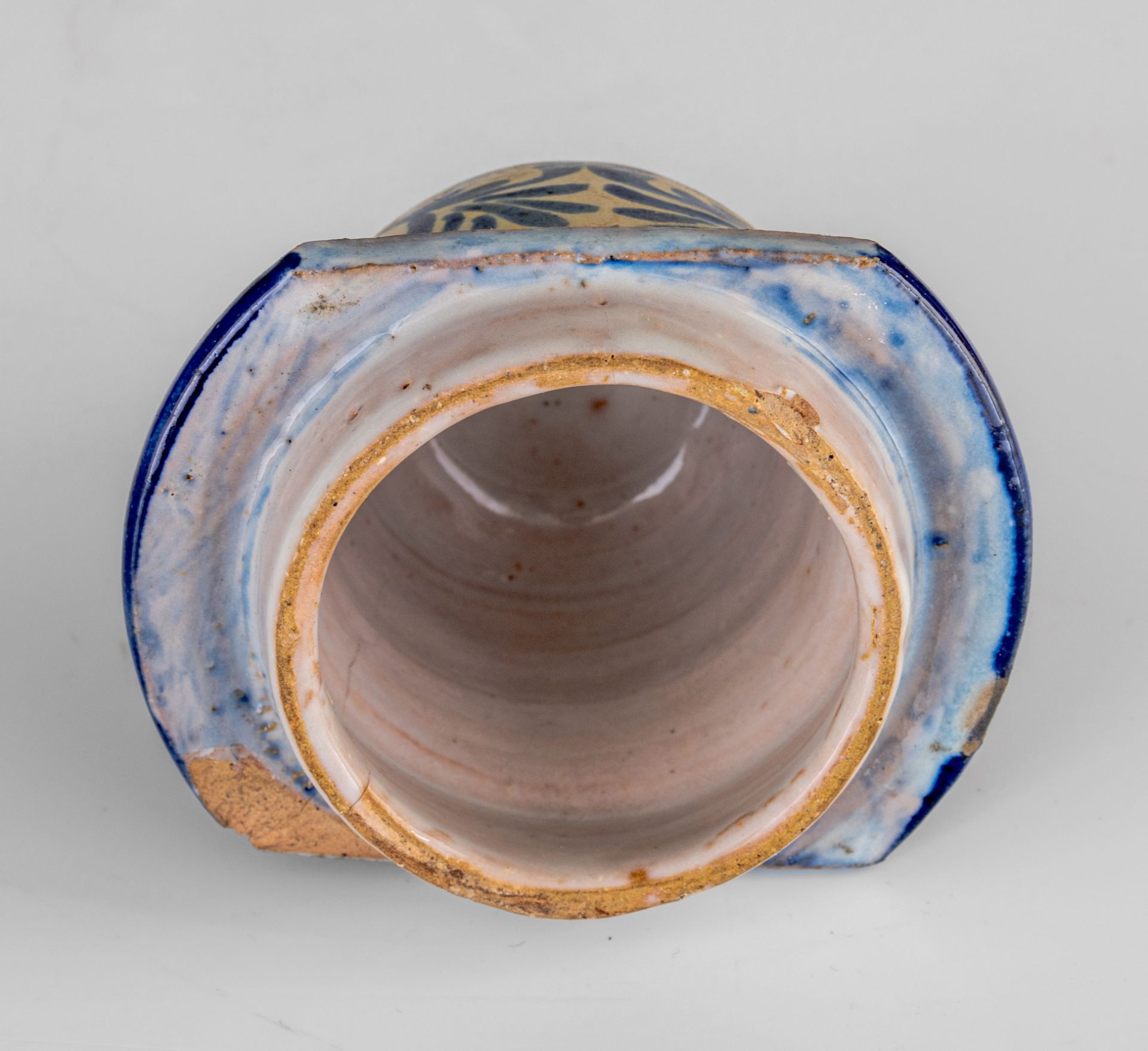 (BIDDING ONLY ON CARLOBONTE.BE) A large majolica type vase on stand, and a matching smaller vase, H - Image 7 of 13