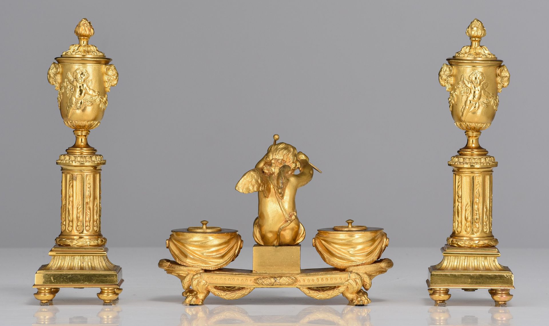 (BIDDING ONLY ON CARLOBONTE.BE) A Neoclassical gilt bronze ink well decorated with Cupid, and a pair - Image 5 of 8