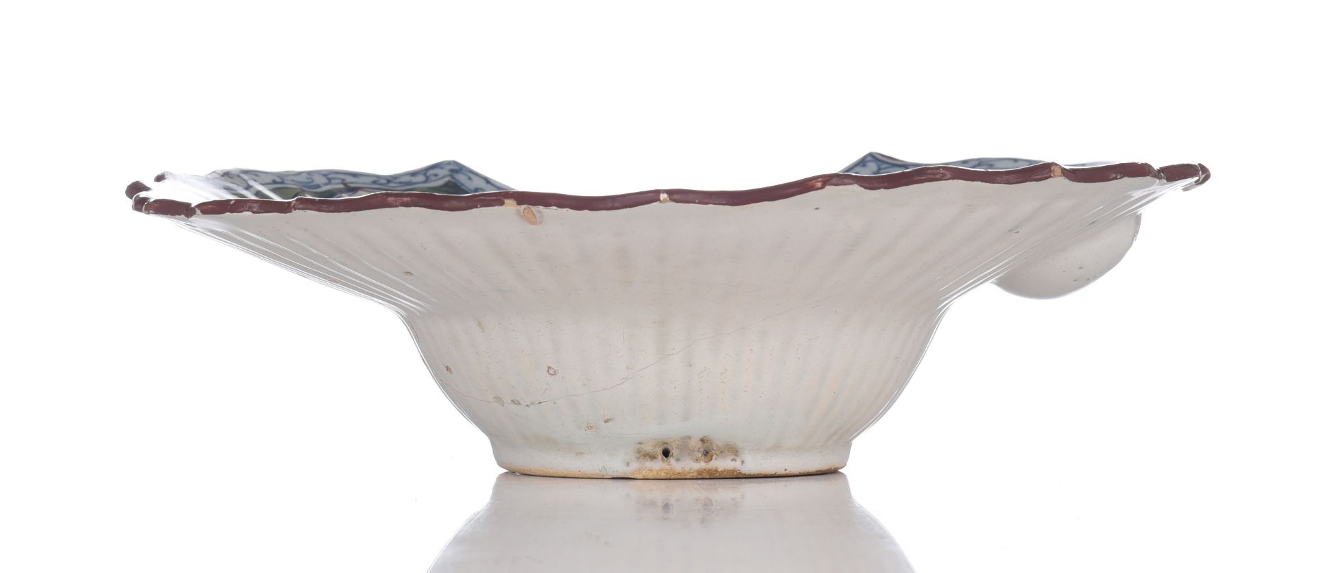 (BIDDING ONLY ON CARLOBONTE.BE) A fine Dutch Delft polychrome barber bowl, marked Jan Theunis Dextra - Image 5 of 10