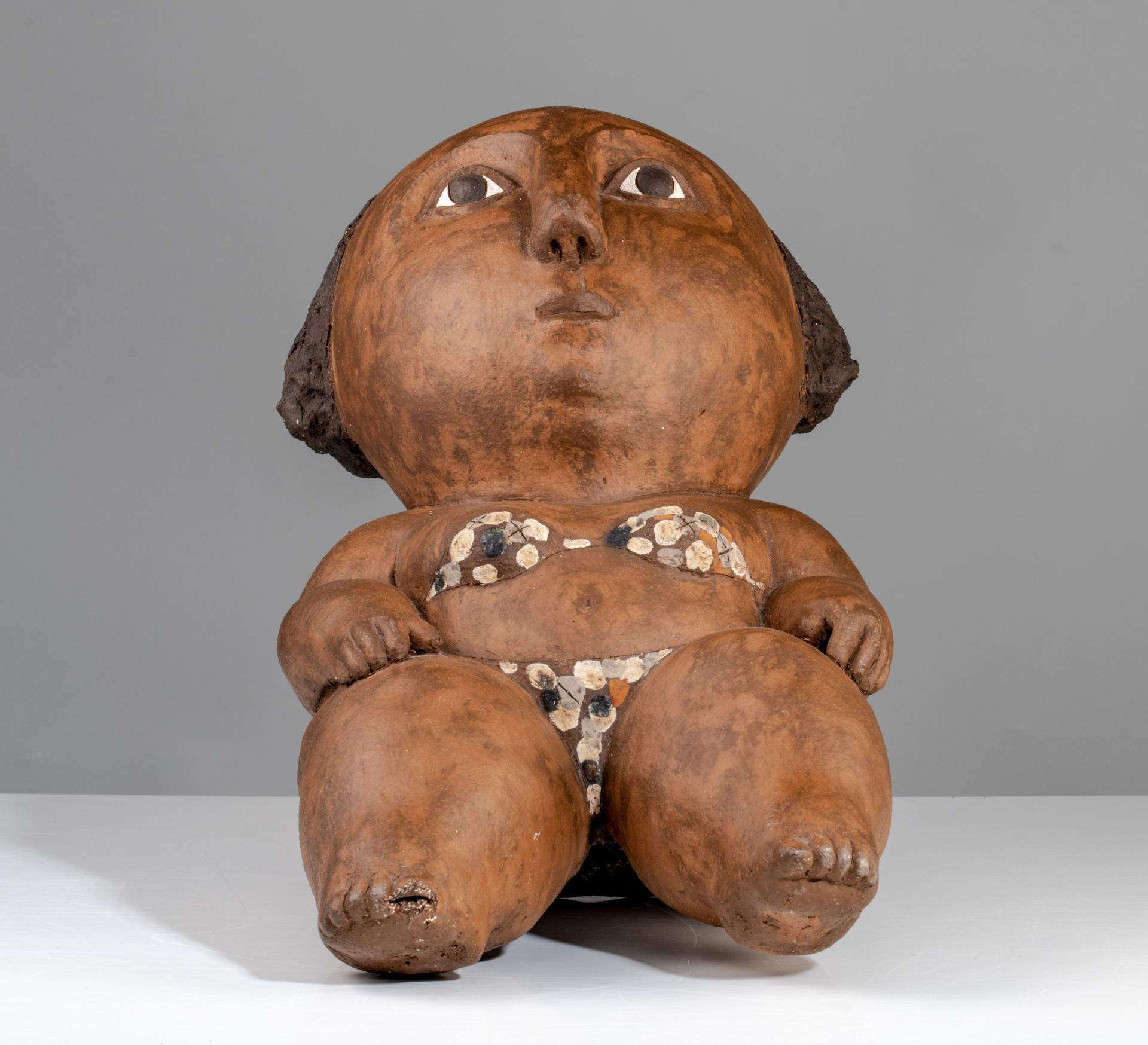 Odile Kinart (1945), sitting girl, polychrome decorated terracotta, H 55 cm - Image 3 of 6