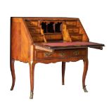 A Neoclassical walnut veneered writing bureau, 18thC, H 97 - W 107 - D 63 cm