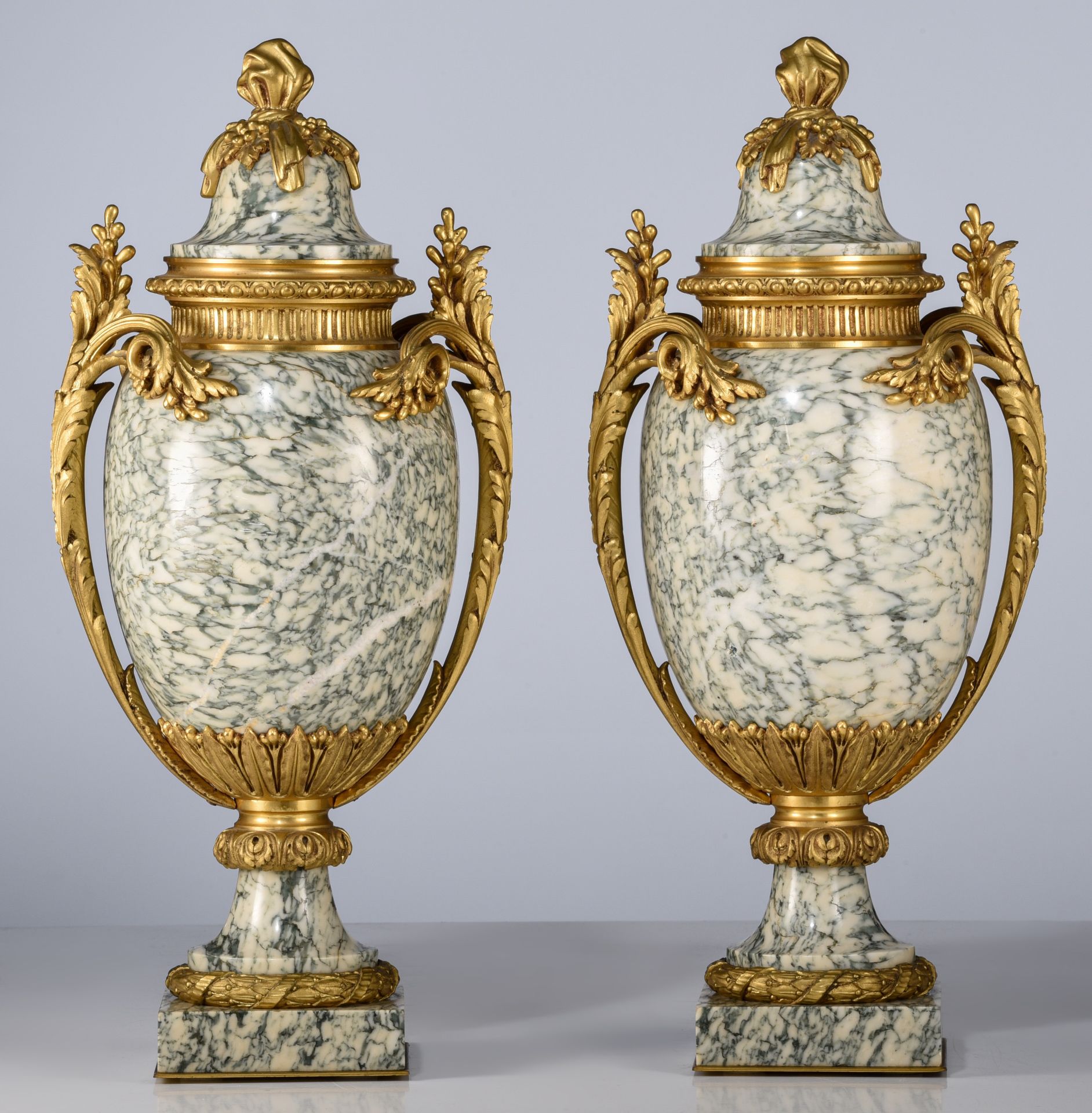 (BIDDING ONLY ON CARLOBONTE.BE) A fine pair of Neoclassical marble and gilt bronze cassolettes, H 50 - Image 2 of 9