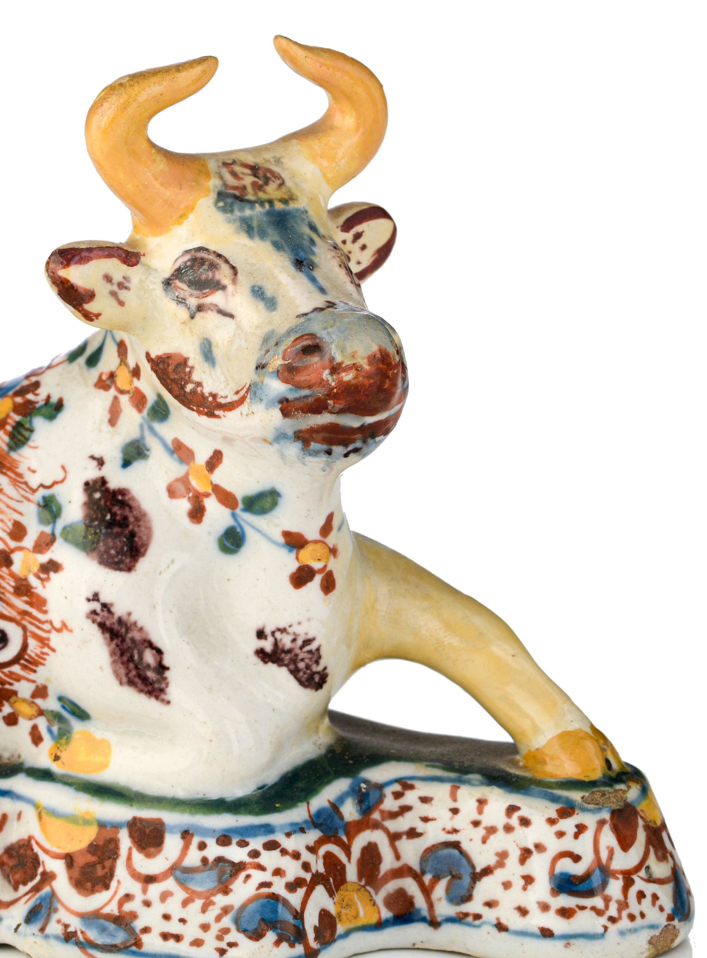 A pair of and a ditto Dutch Delft polychrome figure of a recumbent cow, 18thC, H 8-9 cm - Image 9 of 15