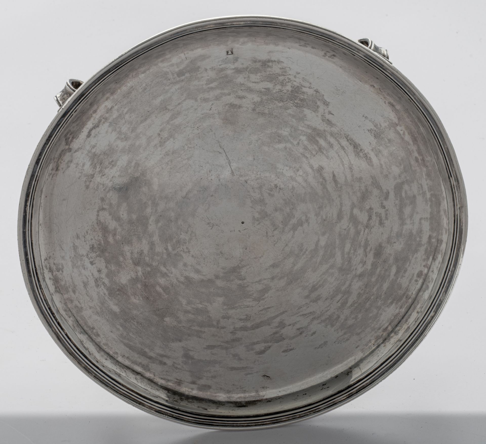 A silver salver on four volute feet, 18thC, H 4 - ¯ 27 cm - total weight: ca. 730 g - Image 4 of 6
