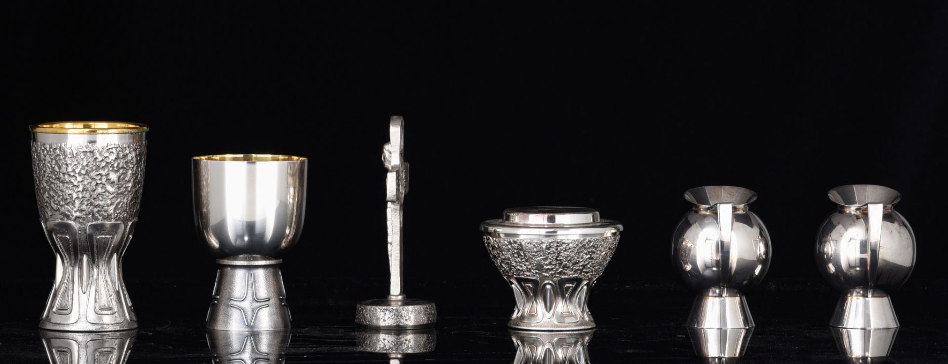 (BIDDING ONLY ON CARLOBONTE.BE) A collection of modernist silver-plated catholic liturgical items - Image 3 of 15