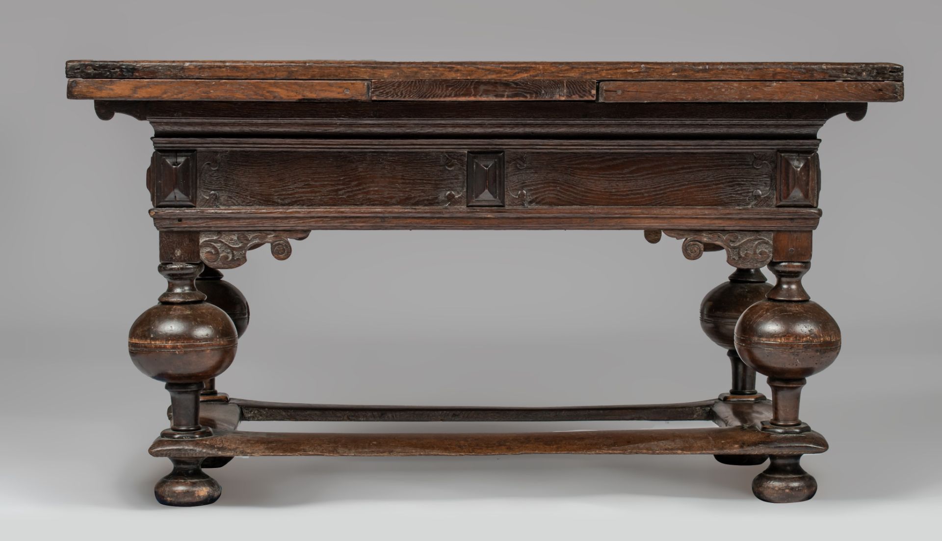 An impressive Flemish or Dutch oak table, early 17thC, H 80 - W 146 - 252 - D 85 cm - Image 2 of 8