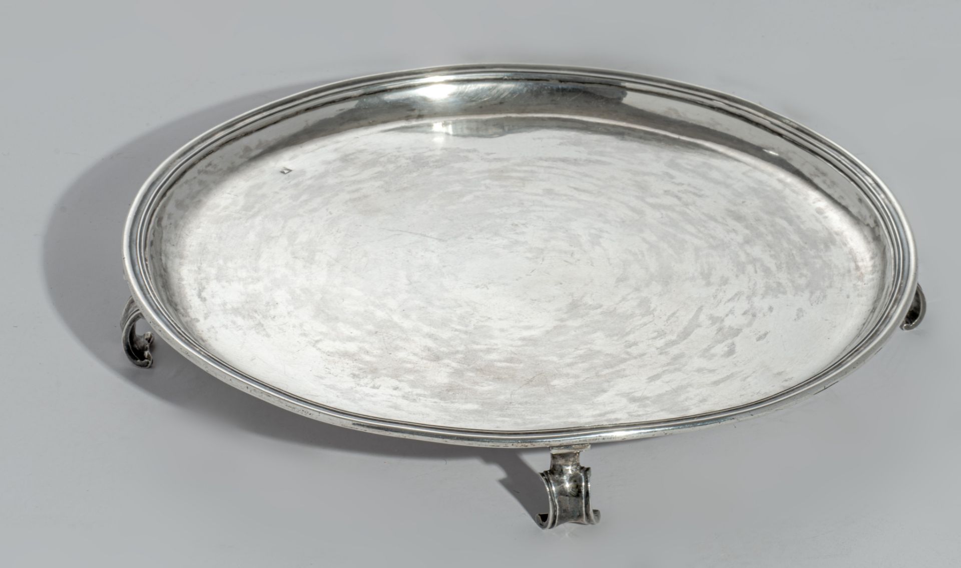 A silver salver on four volute feet, 18thC, H 4 - ¯ 27 cm - total weight: ca. 730 g - Image 2 of 6