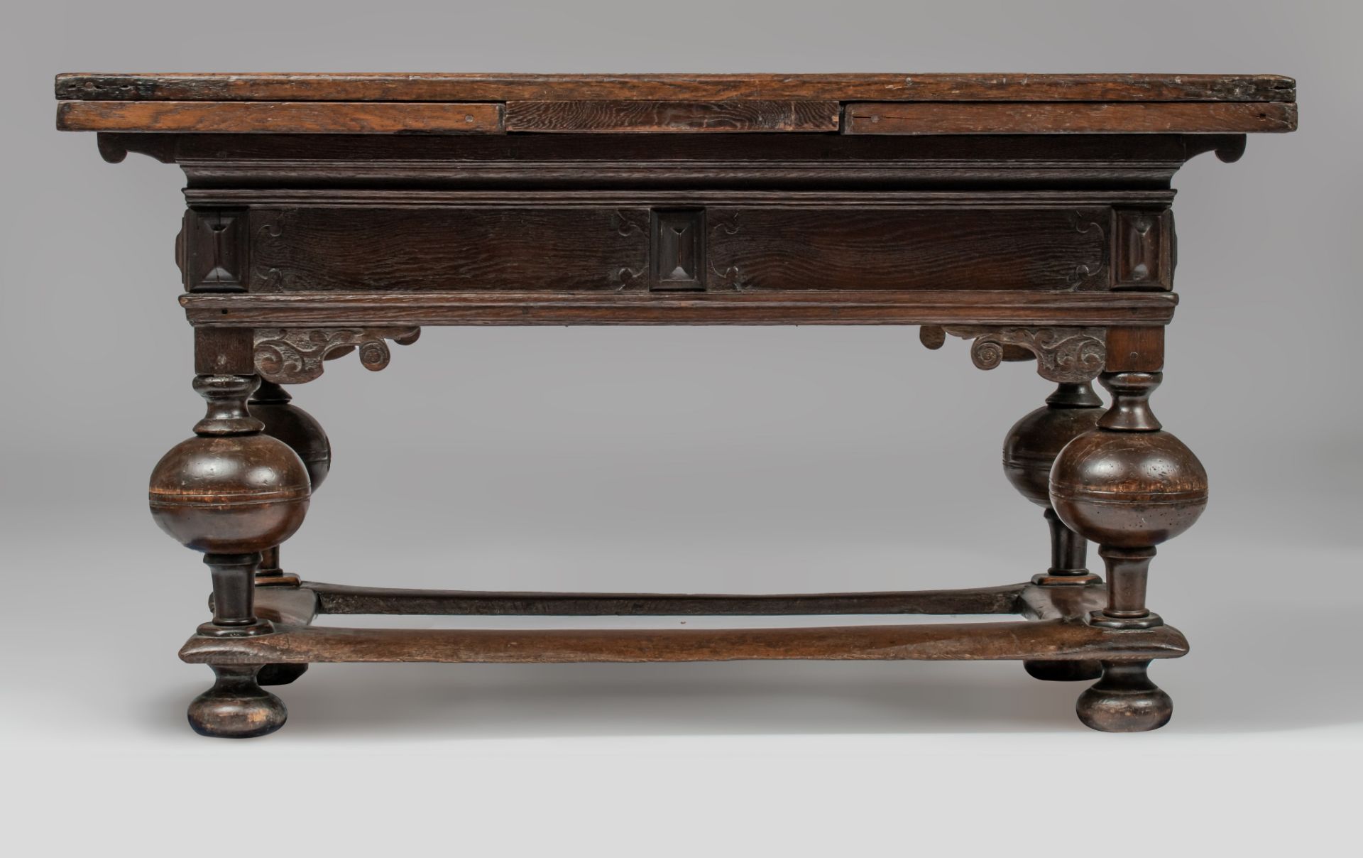 An impressive Flemish or Dutch oak table, early 17thC, H 80 - W 146 - 252 - D 85 cm - Image 6 of 8