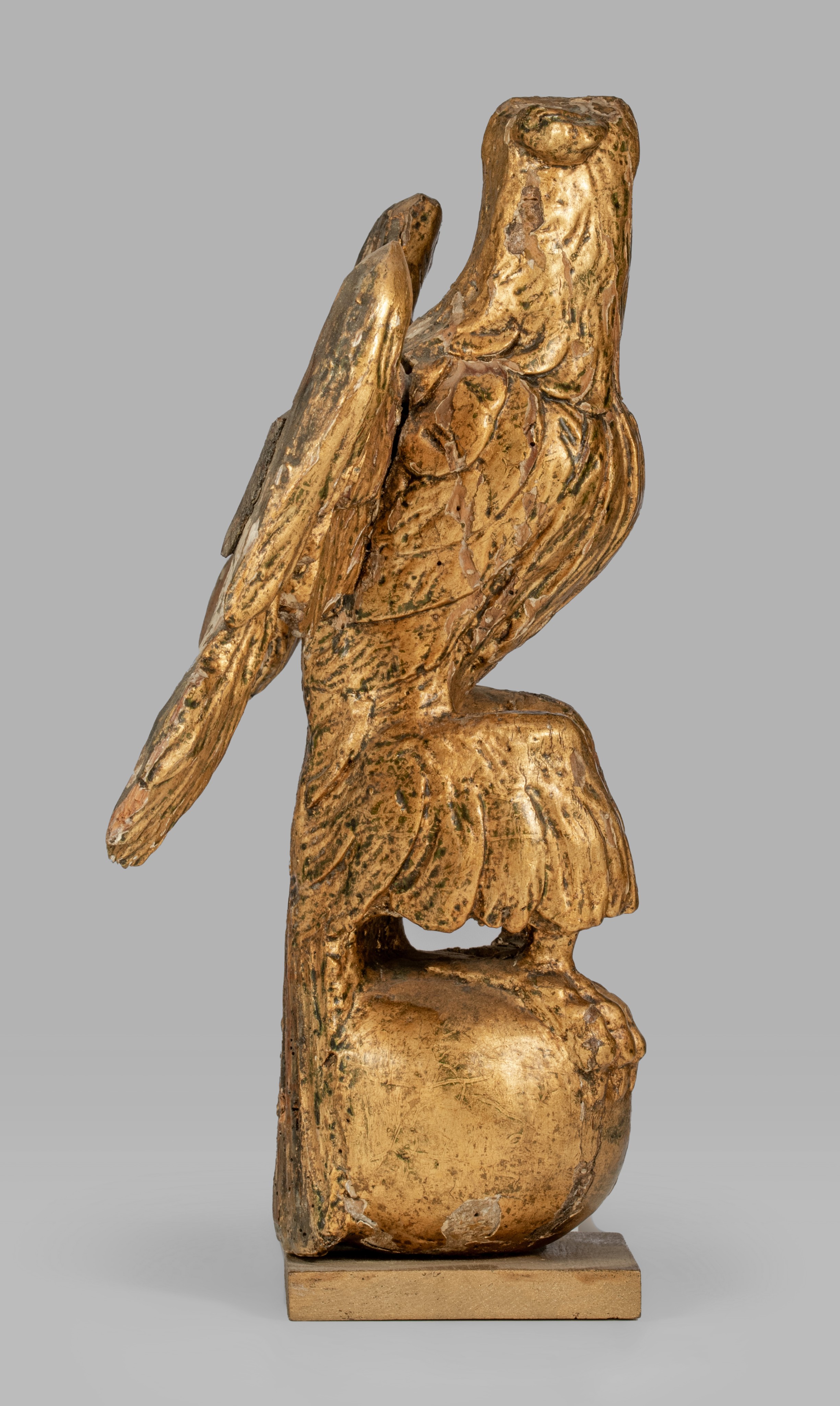 (BIDDING ONLY ON CARLOBONTE.BE) A gilt limewood sculpture of an eagle on an orb, 18thC, H 39 cm - Image 6 of 6