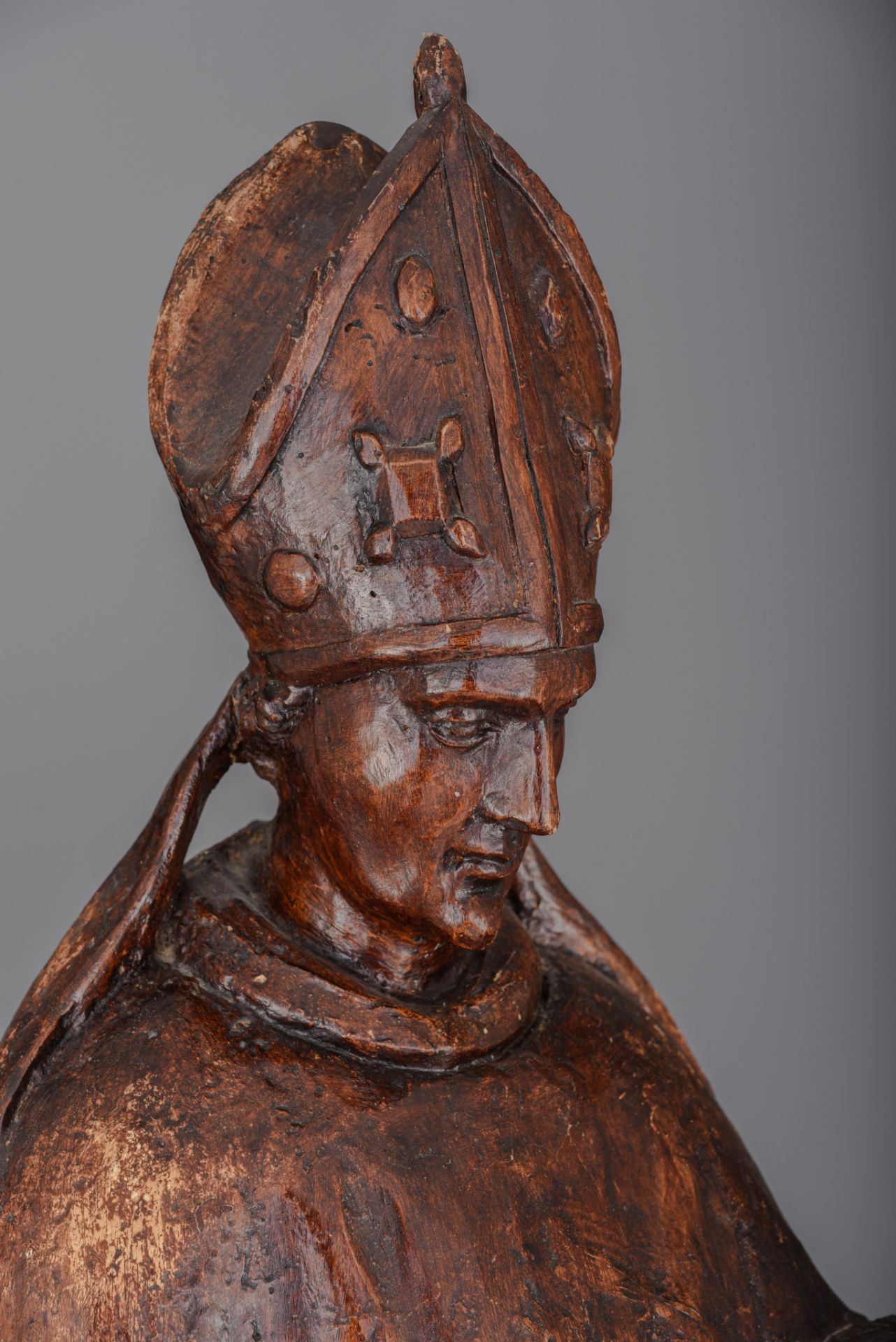 A walnut sculpture of a bishop, 18th/19thC, H 90 cm - Image 7 of 7