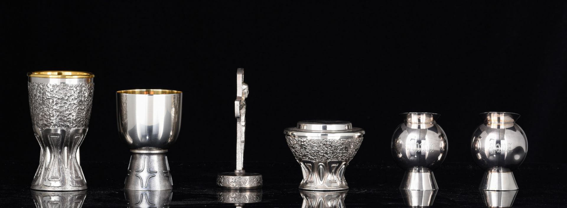 (BIDDING ONLY ON CARLOBONTE.BE) A collection of modernist silver-plated catholic liturgical items - Image 5 of 15