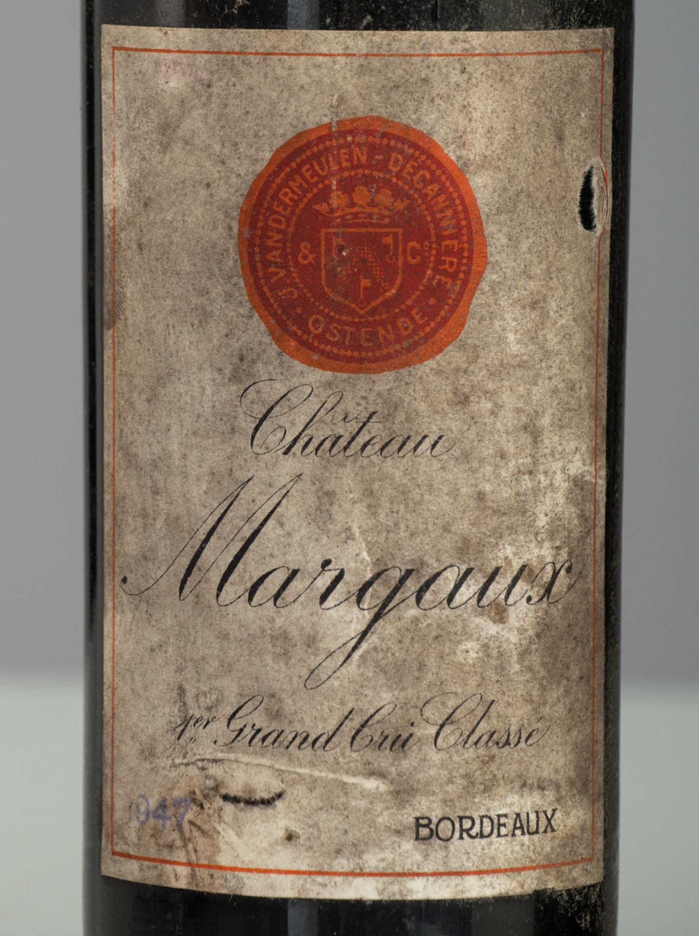 A collection of 17 bottles Ch‚teau Margaux, 1er Grand Cr˚ Classe, Bordeaux, 1947, bottled by J. Vand - Image 5 of 6