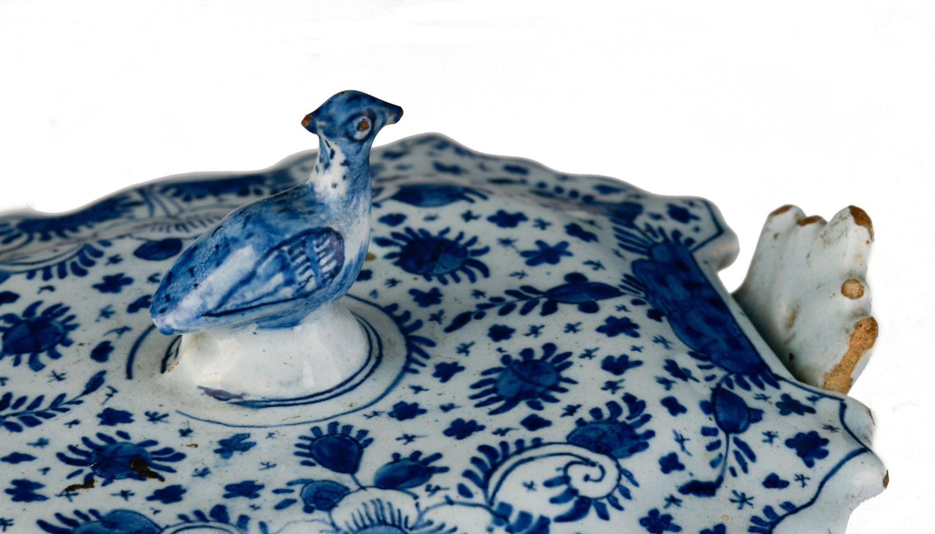 (BIDDING ONLY ON CARLOBONTE.BE) A fine Delft blue and white butter tub, marked 'De Lampetkan', 18thC - Image 12 of 14