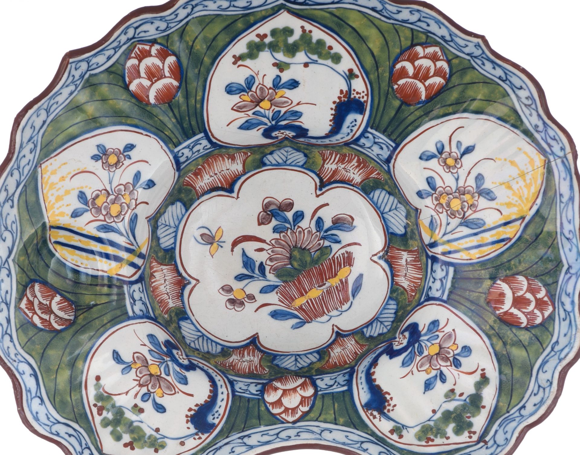 (BIDDING ONLY ON CARLOBONTE.BE) A fine Dutch Delft polychrome barber bowl, marked Jan Theunis Dextra - Image 7 of 10