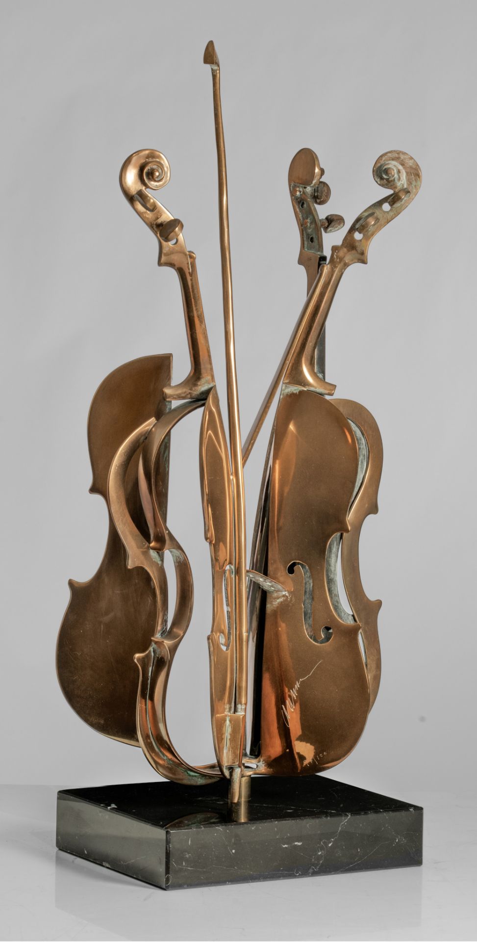 Fernandez Arman (1928-2005), 'Violon, multiple, N∞ 97/100, brass on a marble base, H 69 cm - Image 2 of 5