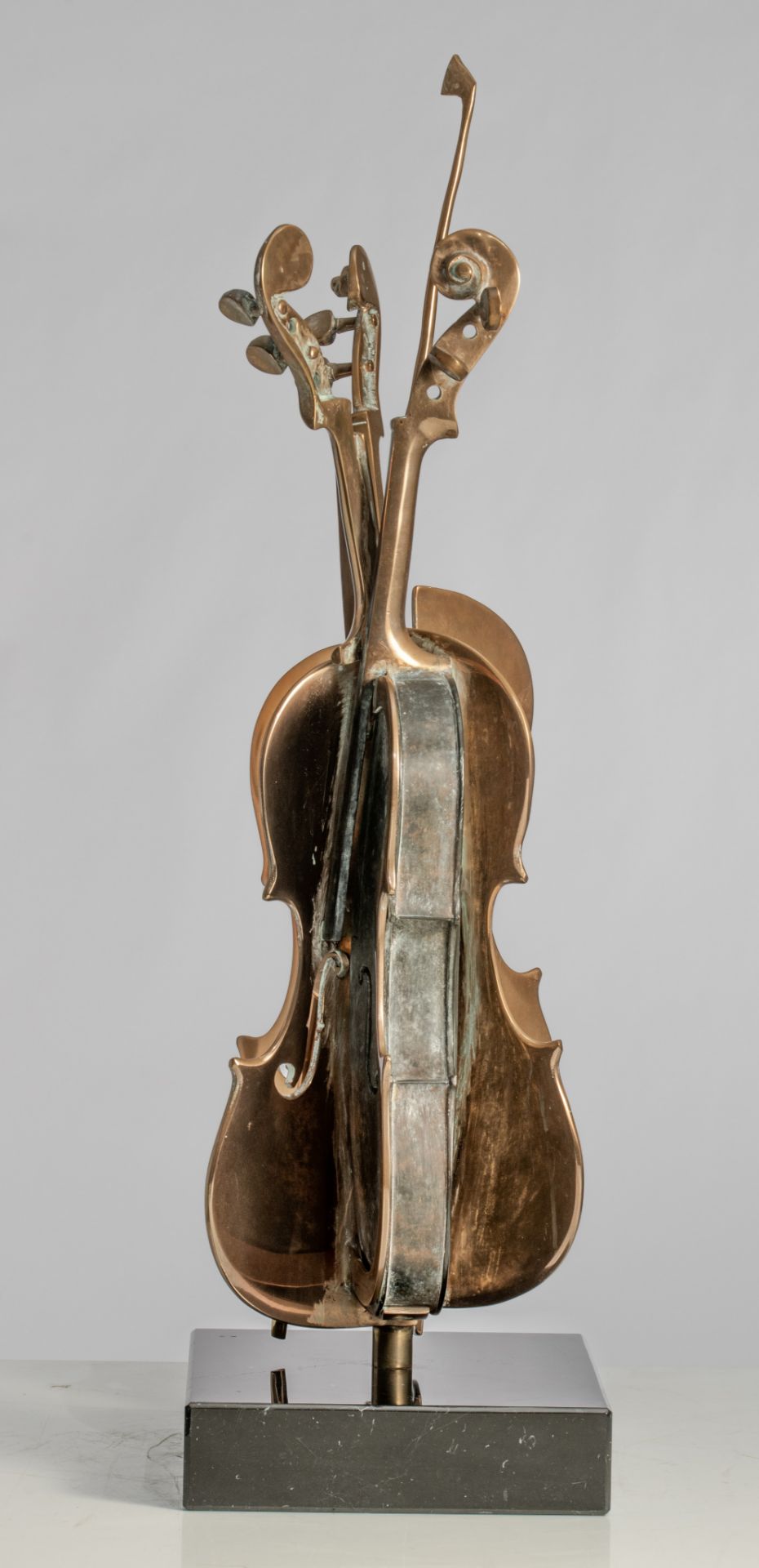 Fernandez Arman (1928-2005), 'Violon, multiple, N∞ 97/100, brass on a marble base, H 69 cm - Image 4 of 5