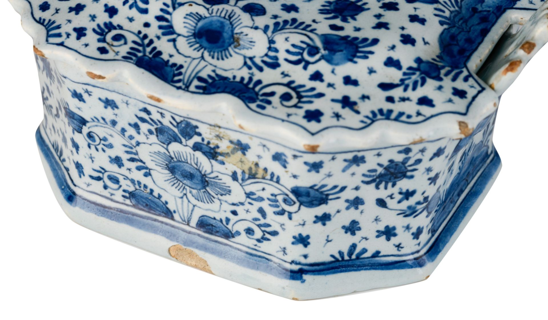 (BIDDING ONLY ON CARLOBONTE.BE) A fine Delft blue and white butter tub, marked 'De Lampetkan', 18thC - Image 13 of 14
