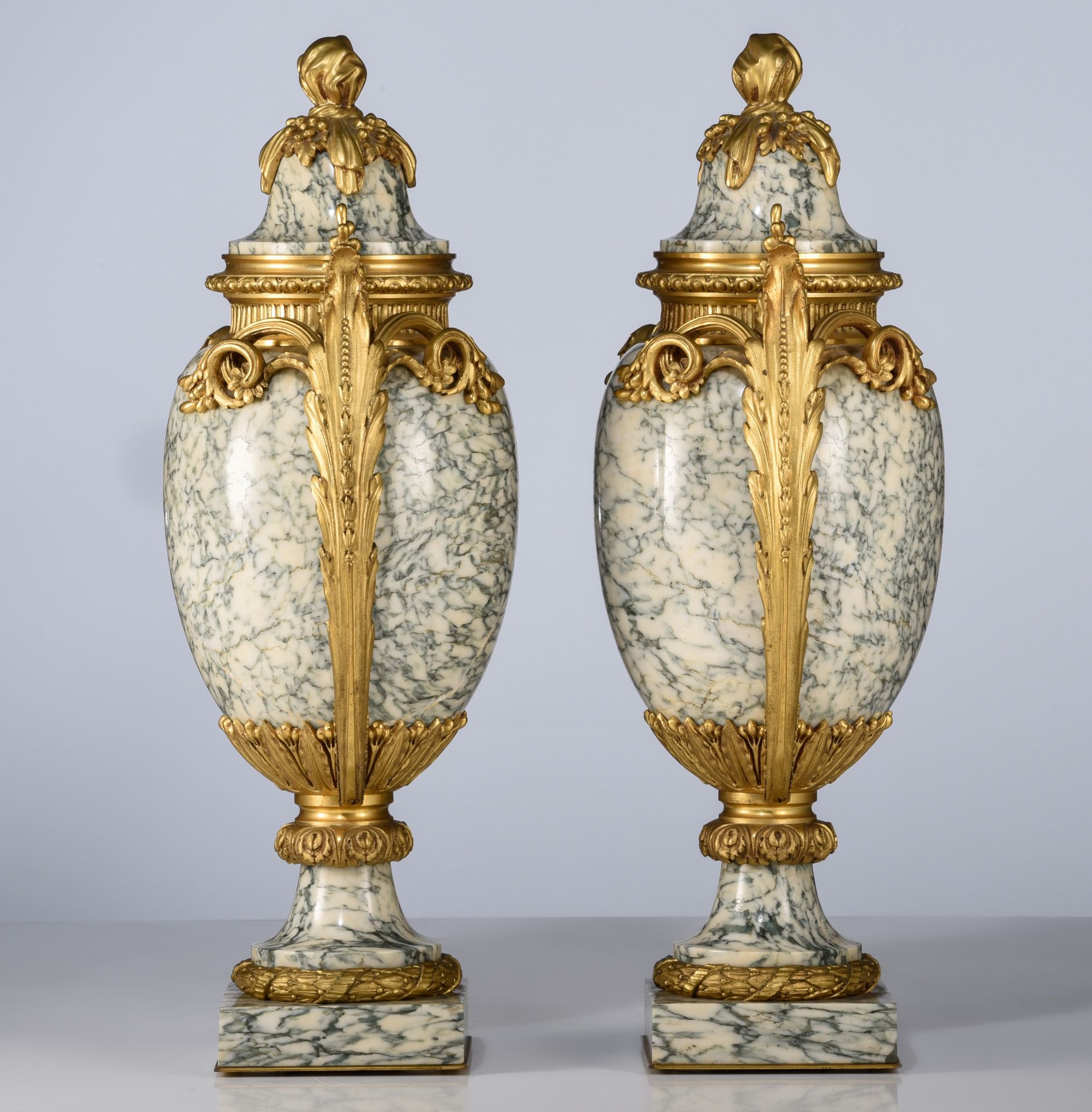 (BIDDING ONLY ON CARLOBONTE.BE) A fine pair of Neoclassical marble and gilt bronze cassolettes, H 50 - Image 3 of 9