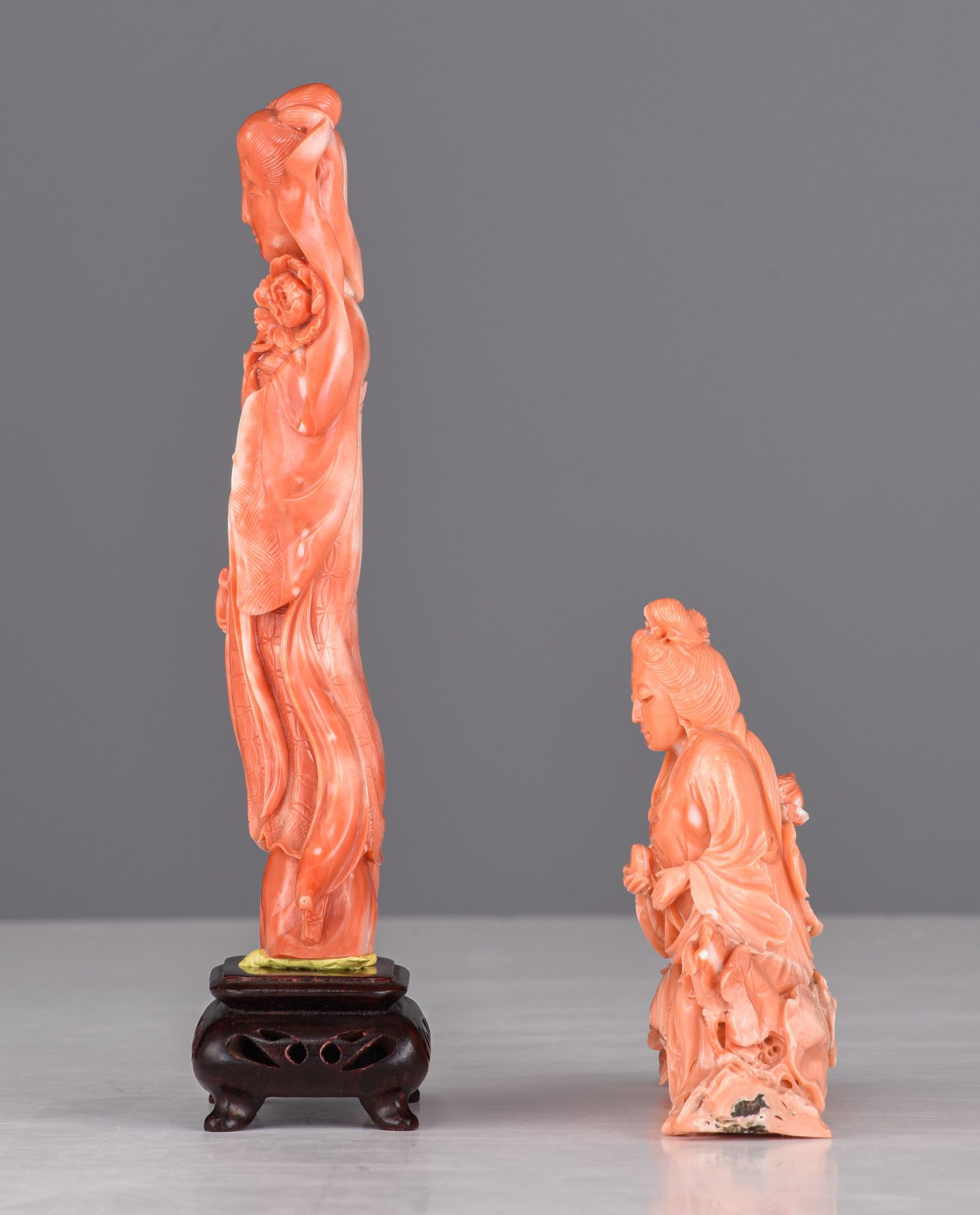 A collection of two Chinese coral figures, late Qing, Total Coral Weight 531 g (excl. stands) - Image 3 of 6