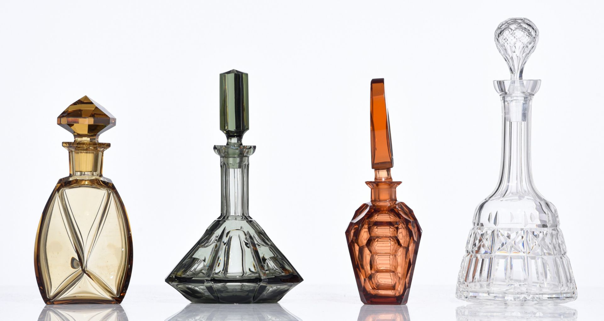 (BIDDING ONLY ON CARLOBONTE.BE) A large collection of various decanters with matching liquor glasses - Image 21 of 25