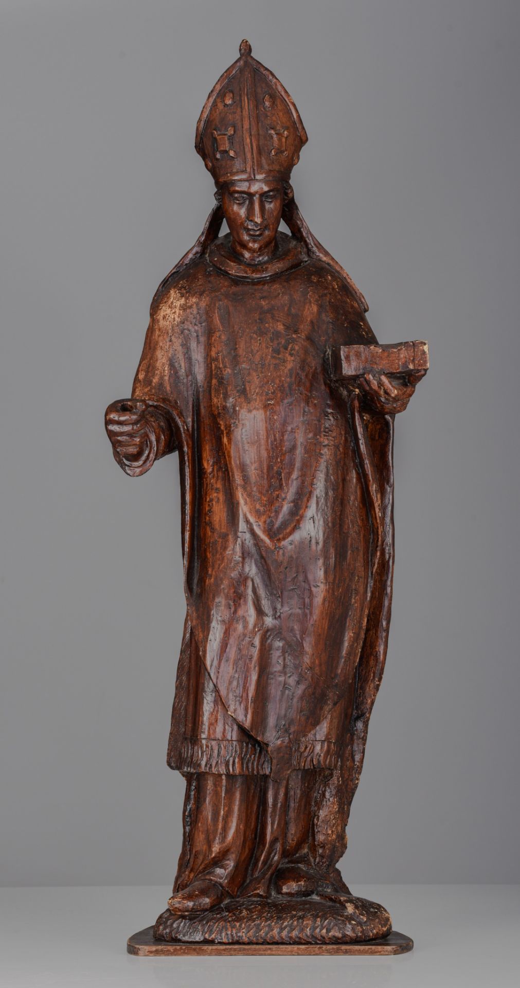 A walnut sculpture of a bishop, 18th/19thC, H 90 cm - Image 2 of 7