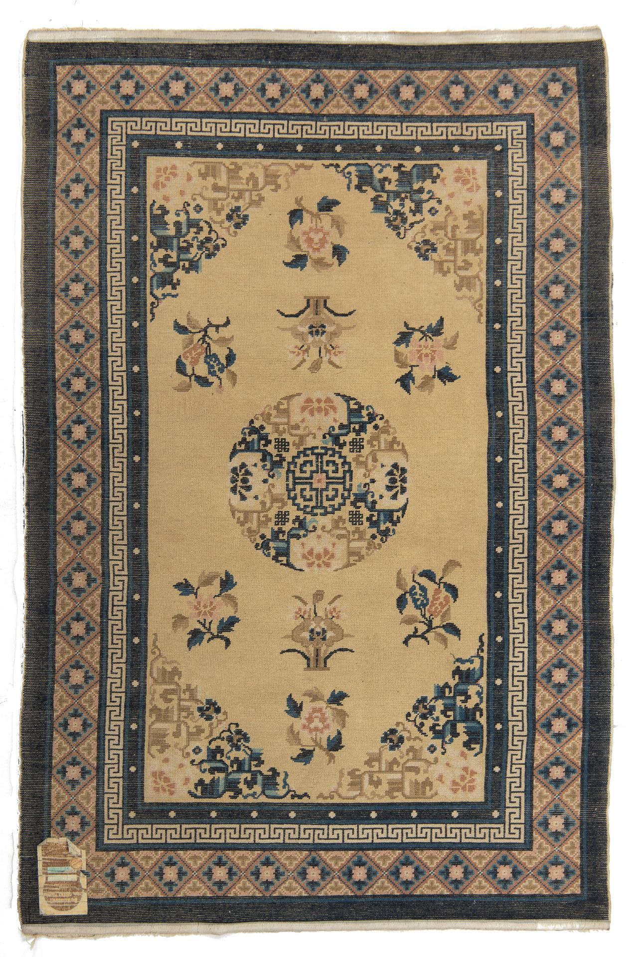 (BIDDING ONLY ON CARLOBONTE.BE) A Chinese woollen carpet, decorated with a central medaillon, 123,5 - Image 2 of 4
