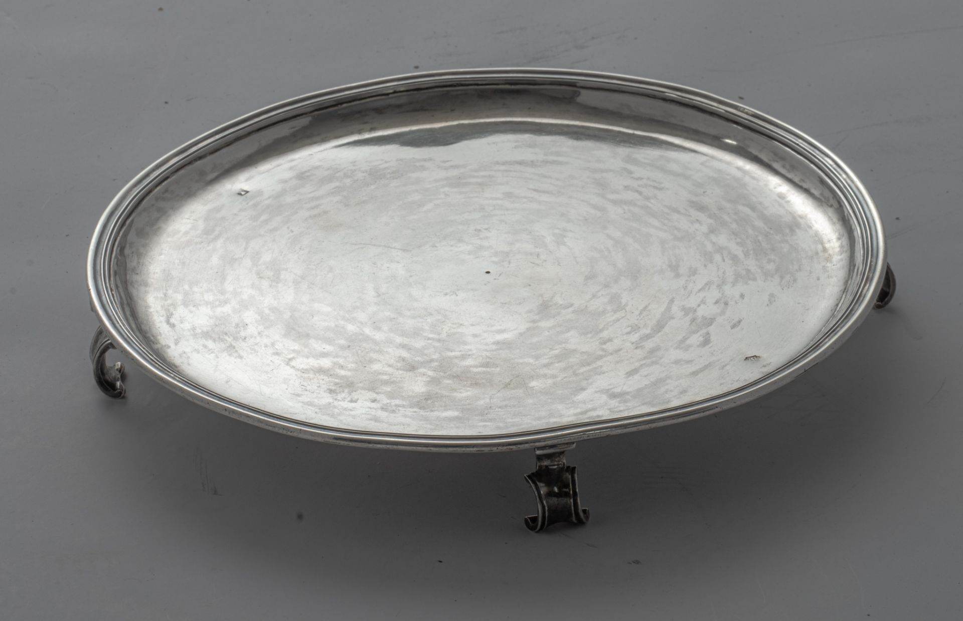 A silver salver on four volute feet, 18thC, H 4 - ¯ 27 cm - total weight: ca. 730 g - Image 3 of 6