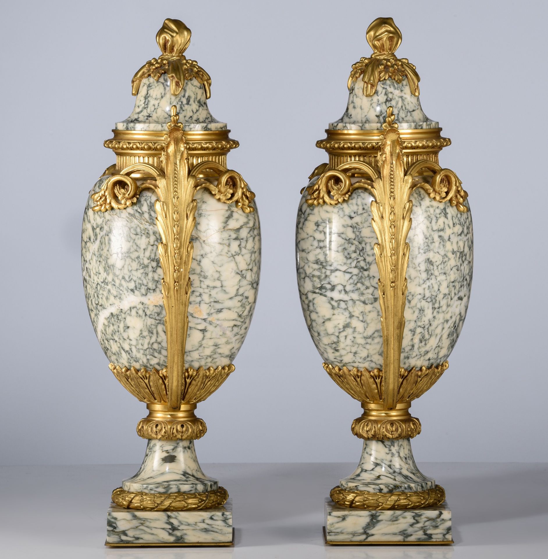 (BIDDING ONLY ON CARLOBONTE.BE) A fine pair of Neoclassical marble and gilt bronze cassolettes, H 50 - Image 5 of 9