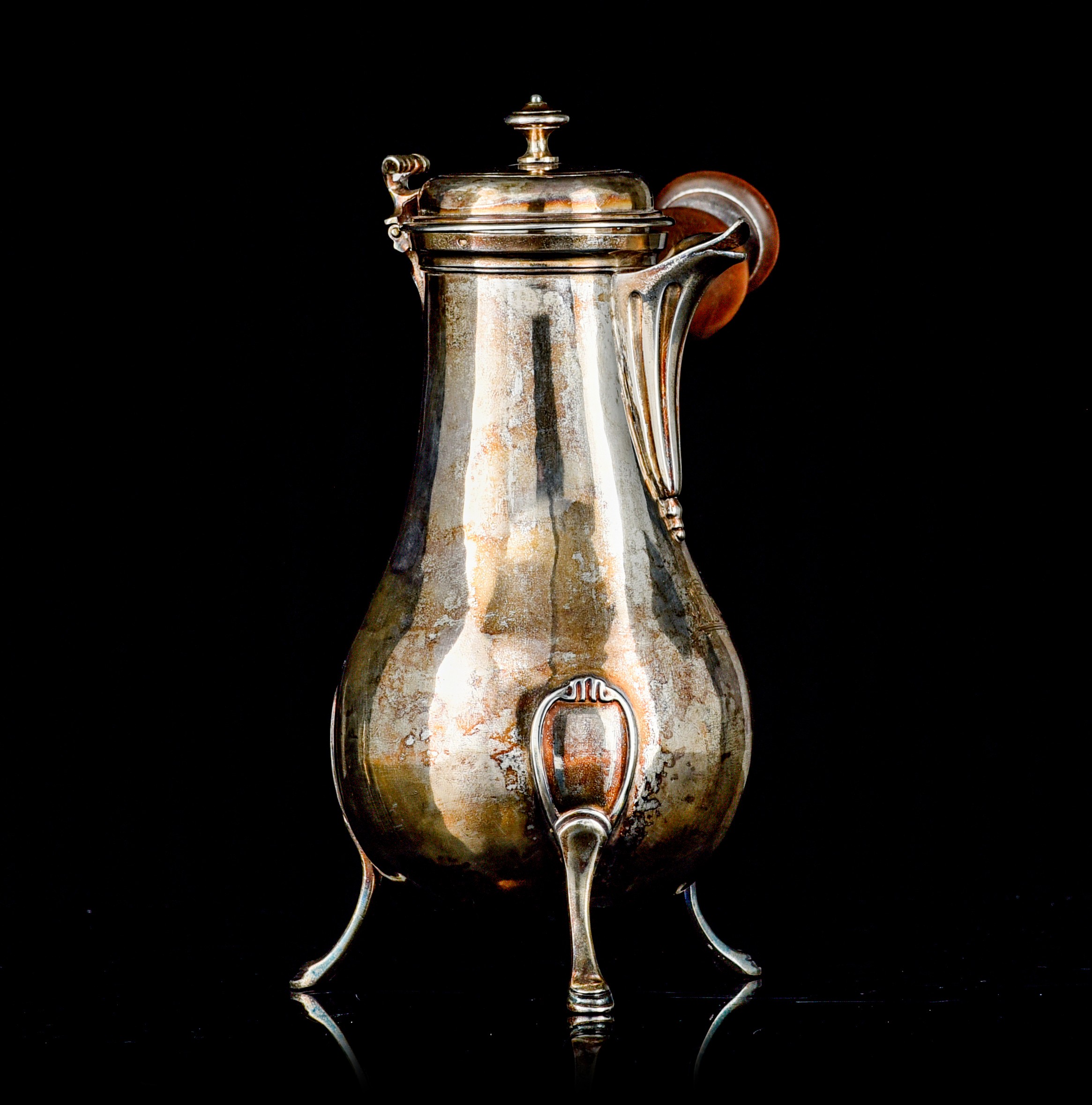 An 18thC French silver coffee pot called 'egoiste' with a wooden handle, ca 451 g, H 20,5 cm - Image 4 of 9