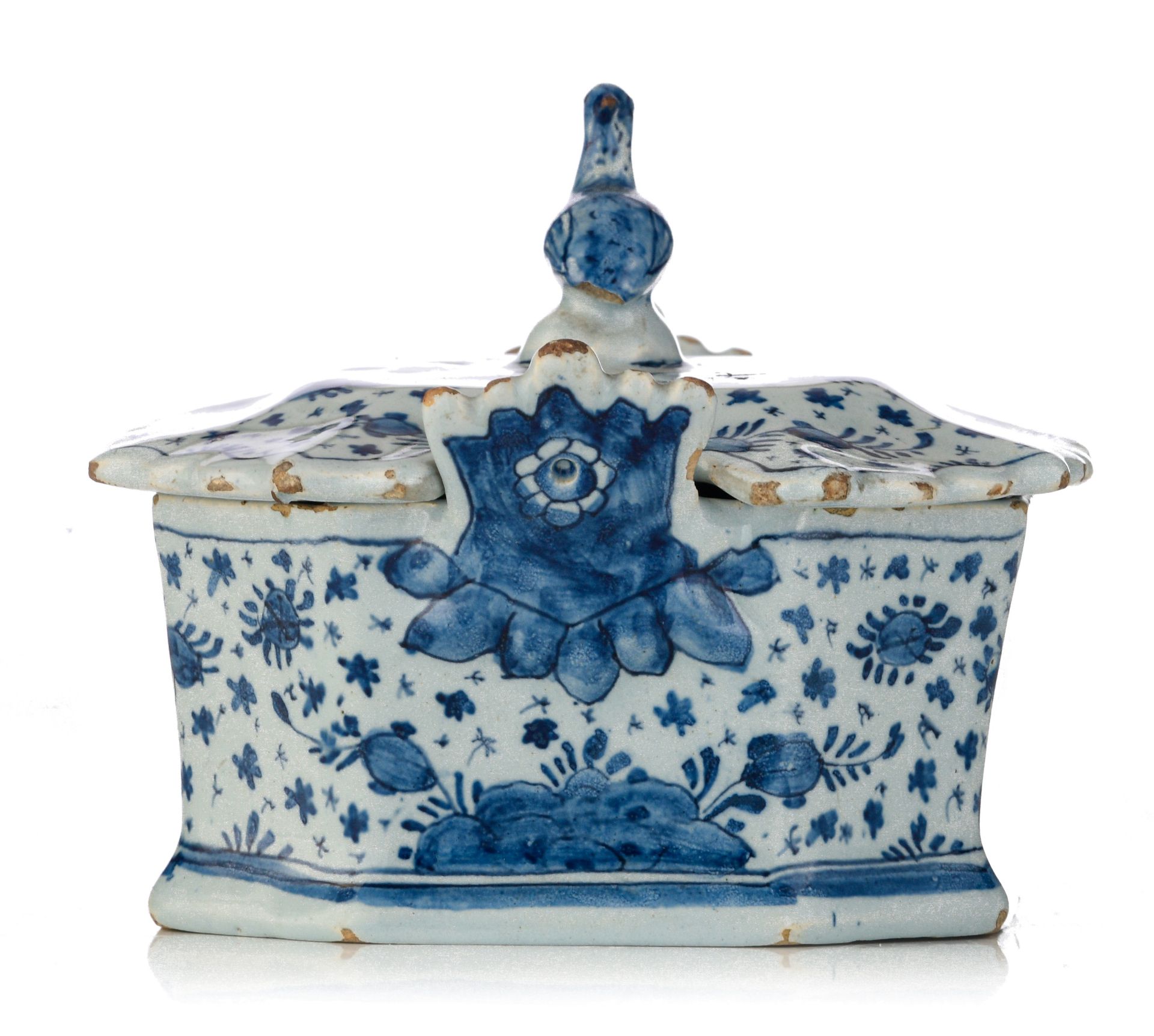 (BIDDING ONLY ON CARLOBONTE.BE) A fine Delft blue and white butter tub, marked 'De Lampetkan', 18thC - Image 5 of 14