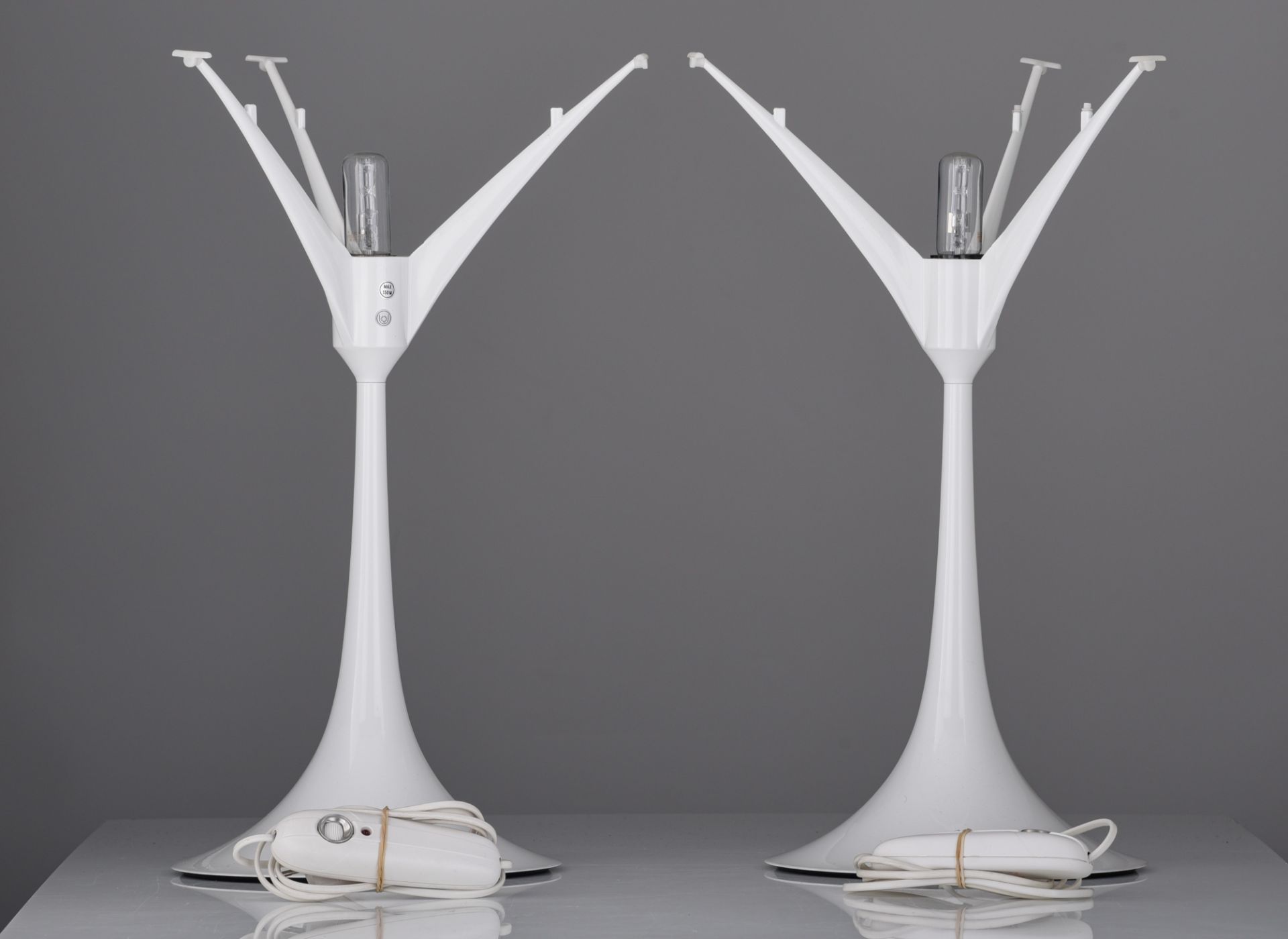A pair of 'Spun T1' white table lamps, design by Sebastian Wrong for Flos, Italy, H 57 cm - Image 3 of 5