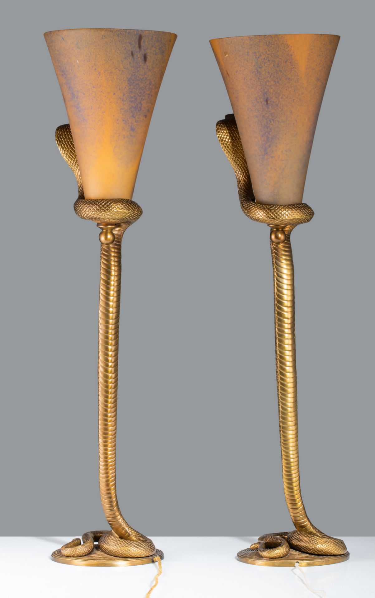 A pair of Art Deco type 'Cobra - La Tentation' gilt bronze and glass lamps, after the design of Edga - Image 4 of 9