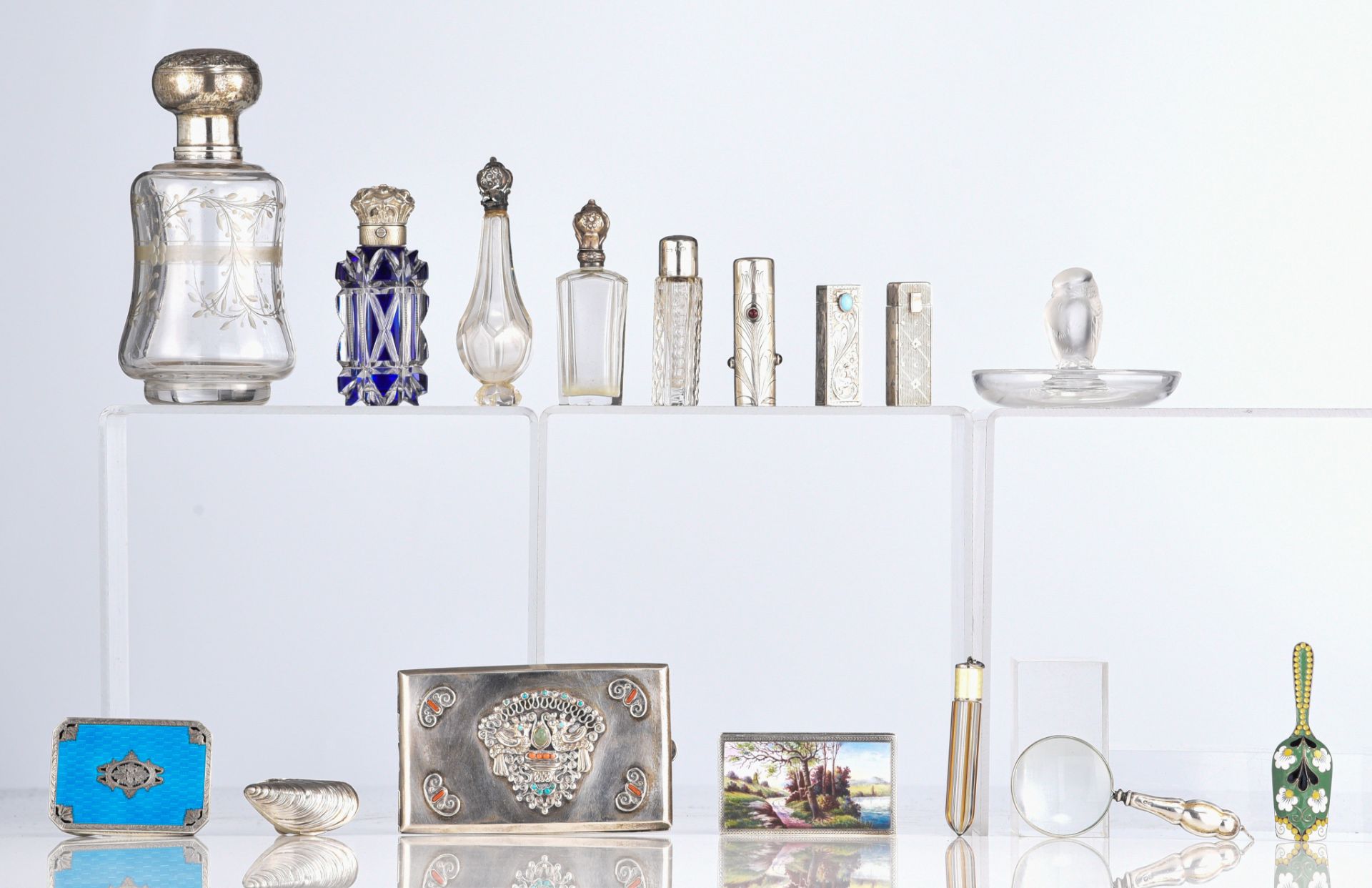 A collection of various silver and glass 'objets de vertu' - Bild 4 aus 4