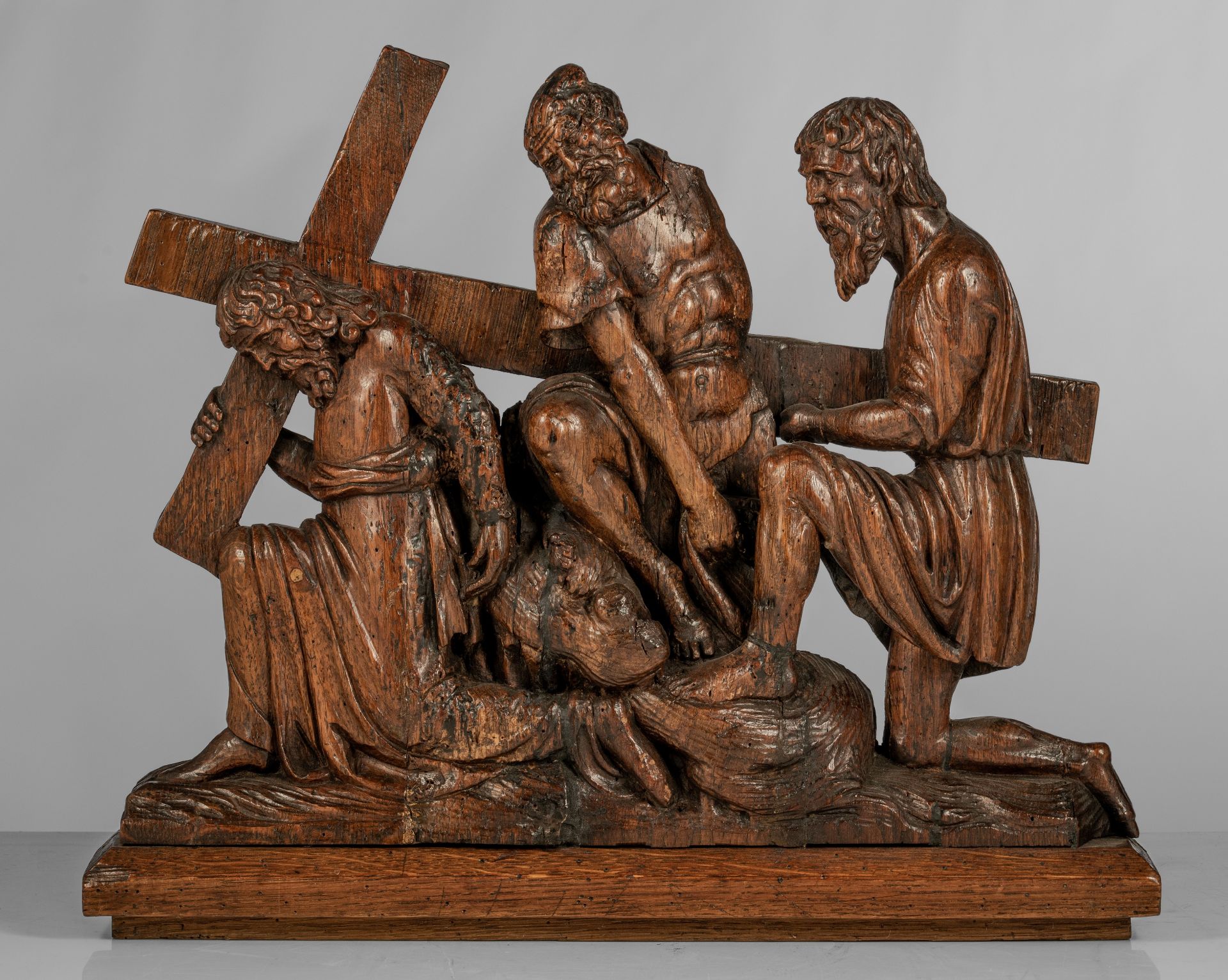 An oak retable fragment depicting one of the stages of the cross, probably Antwerp, late 16thC, H 37 - Image 3 of 6