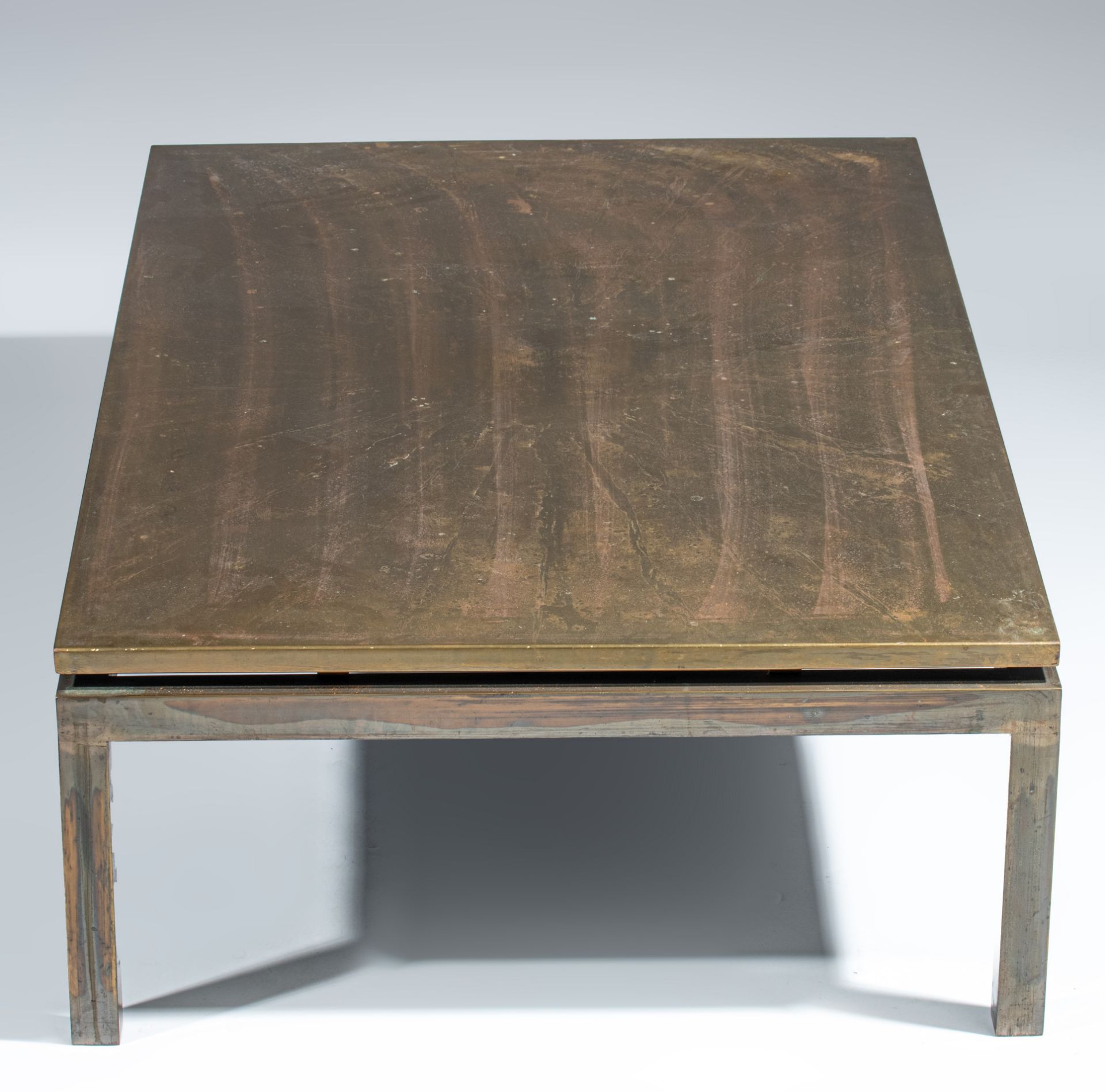 A vintage etched brass coffee table, H 35 - W 130 - D 80 cm - Image 7 of 9