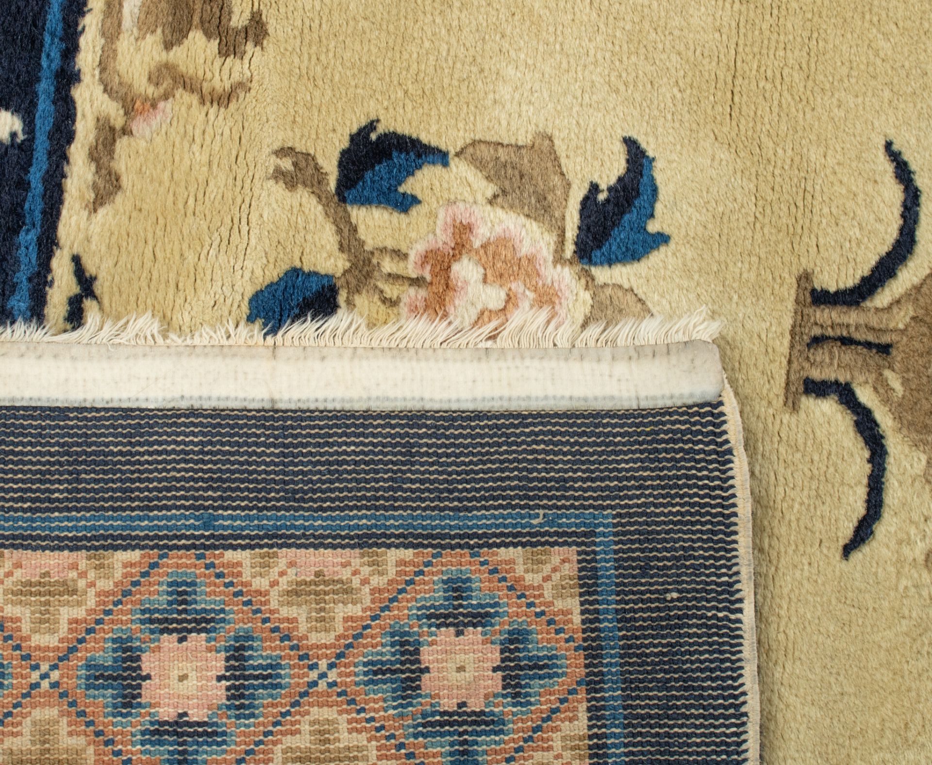 (BIDDING ONLY ON CARLOBONTE.BE) A Chinese woollen carpet, decorated with a central medaillon, 123,5 - Image 3 of 4