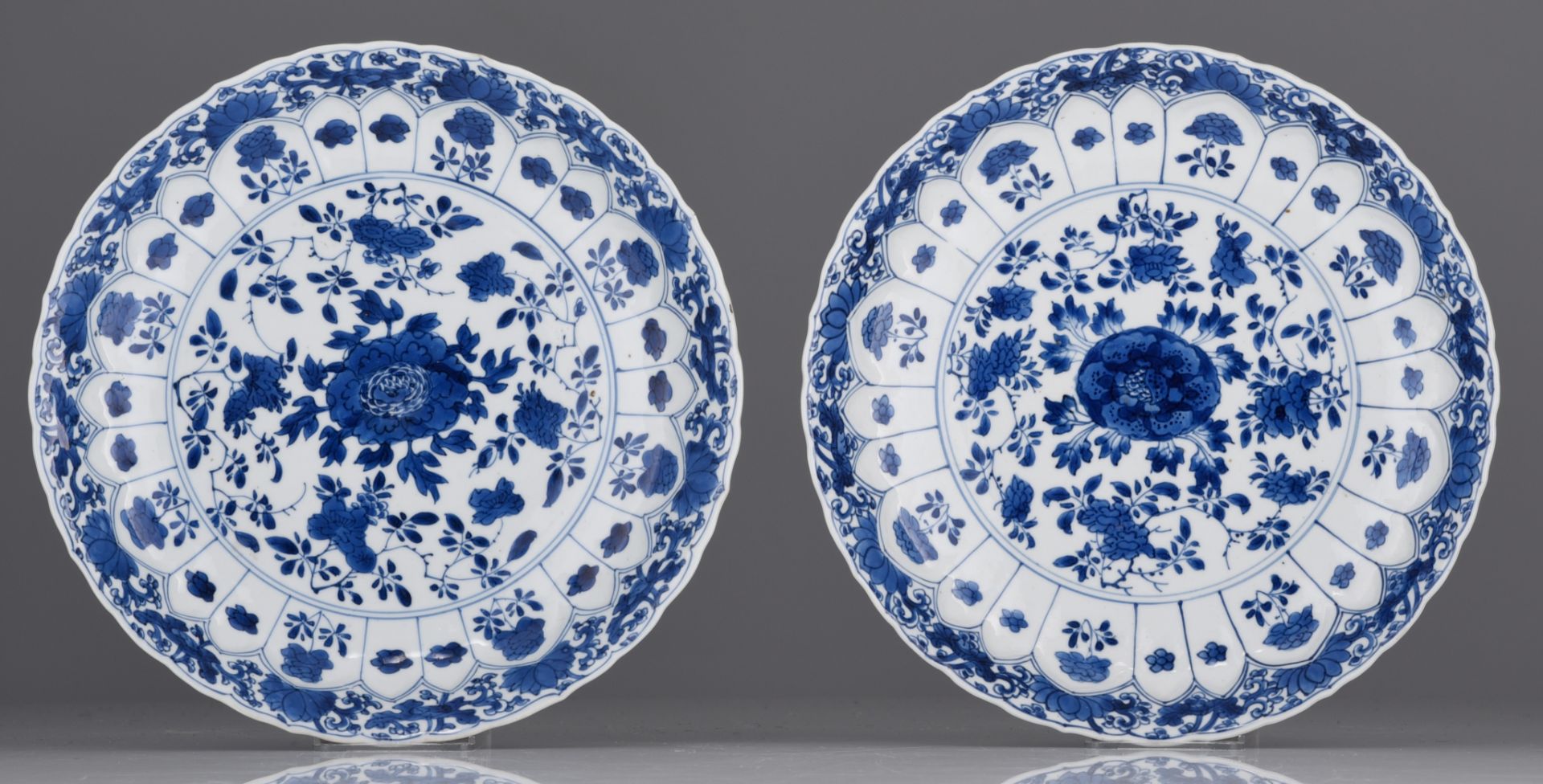 Two Chinese blue and white lobed plates, with a Chenghua mark, Kangxi period, ¯ 26 cm - Image 2 of 5