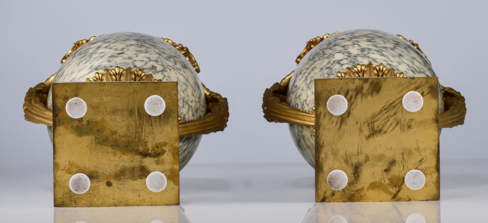 (BIDDING ONLY ON CARLOBONTE.BE) A fine pair of Neoclassical marble and gilt bronze cassolettes, H 50 - Image 7 of 9