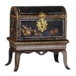 A very fine probably English black lacquered chinoiserie box on stand, H 43 - W 39 - D 22,5 cm