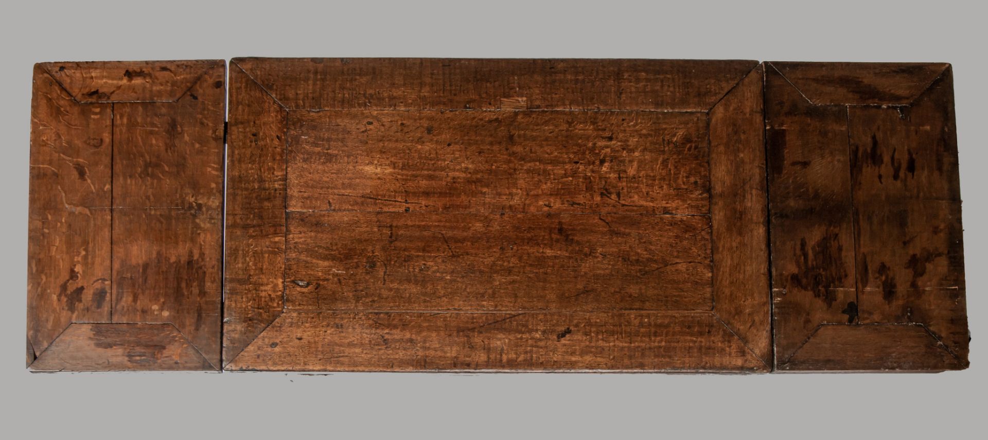 An impressive Flemish or Dutch oak table, early 17thC, H 80 - W 146 - 252 - D 85 cm - Image 7 of 8