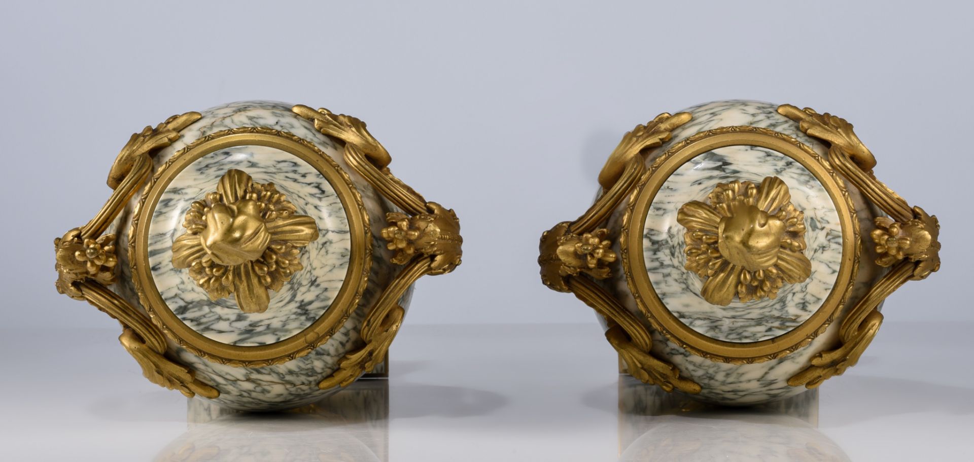 (BIDDING ONLY ON CARLOBONTE.BE) A fine pair of Neoclassical marble and gilt bronze cassolettes, H 50 - Image 6 of 9