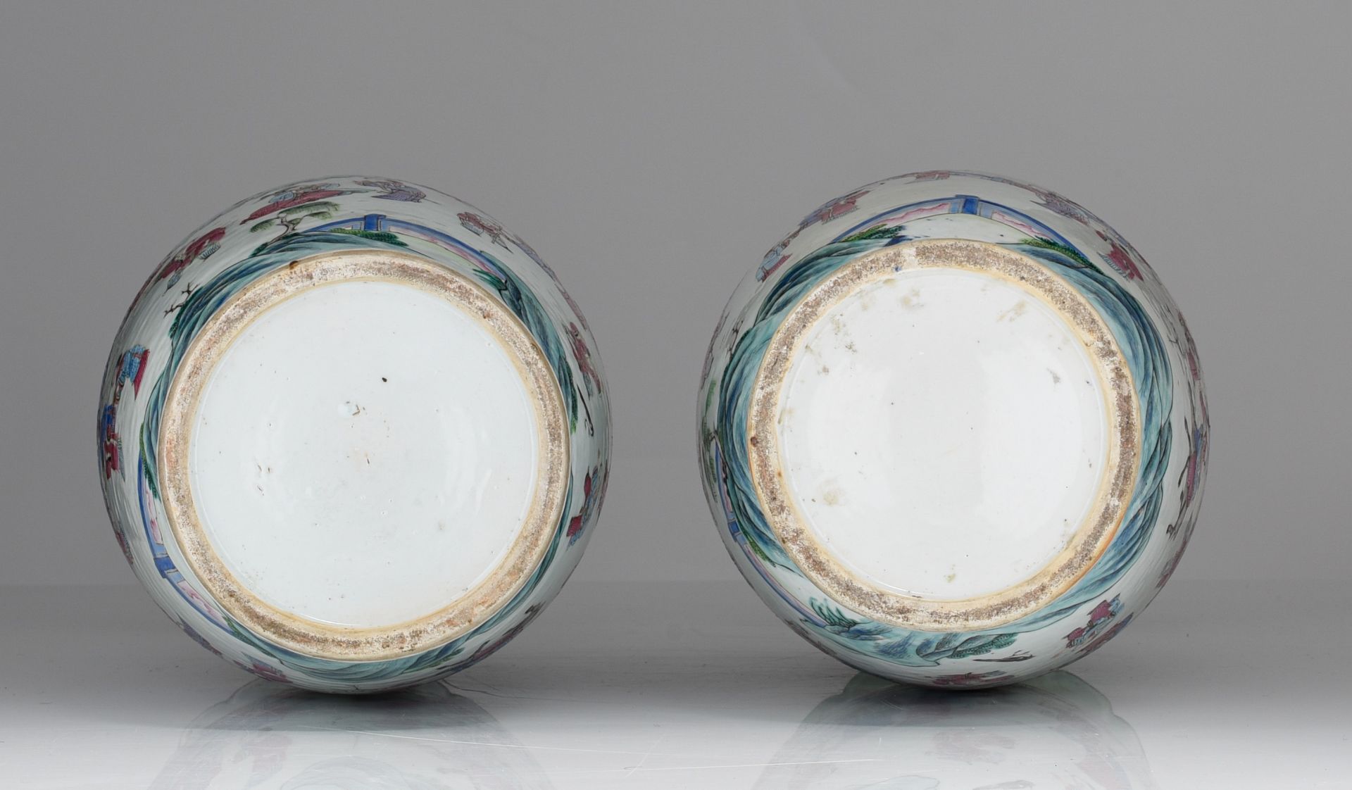 A pair of Chinese famille rose 'banquet' vases, 19thC, H 63,5 cm - Image 7 of 7
