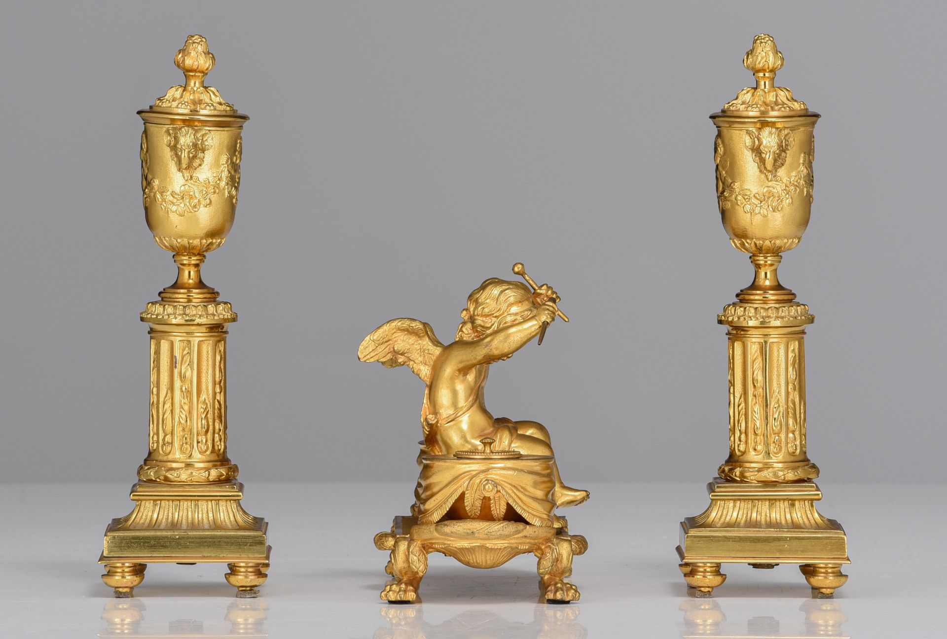 (BIDDING ONLY ON CARLOBONTE.BE) A Neoclassical gilt bronze ink well decorated with Cupid, and a pair - Image 6 of 8