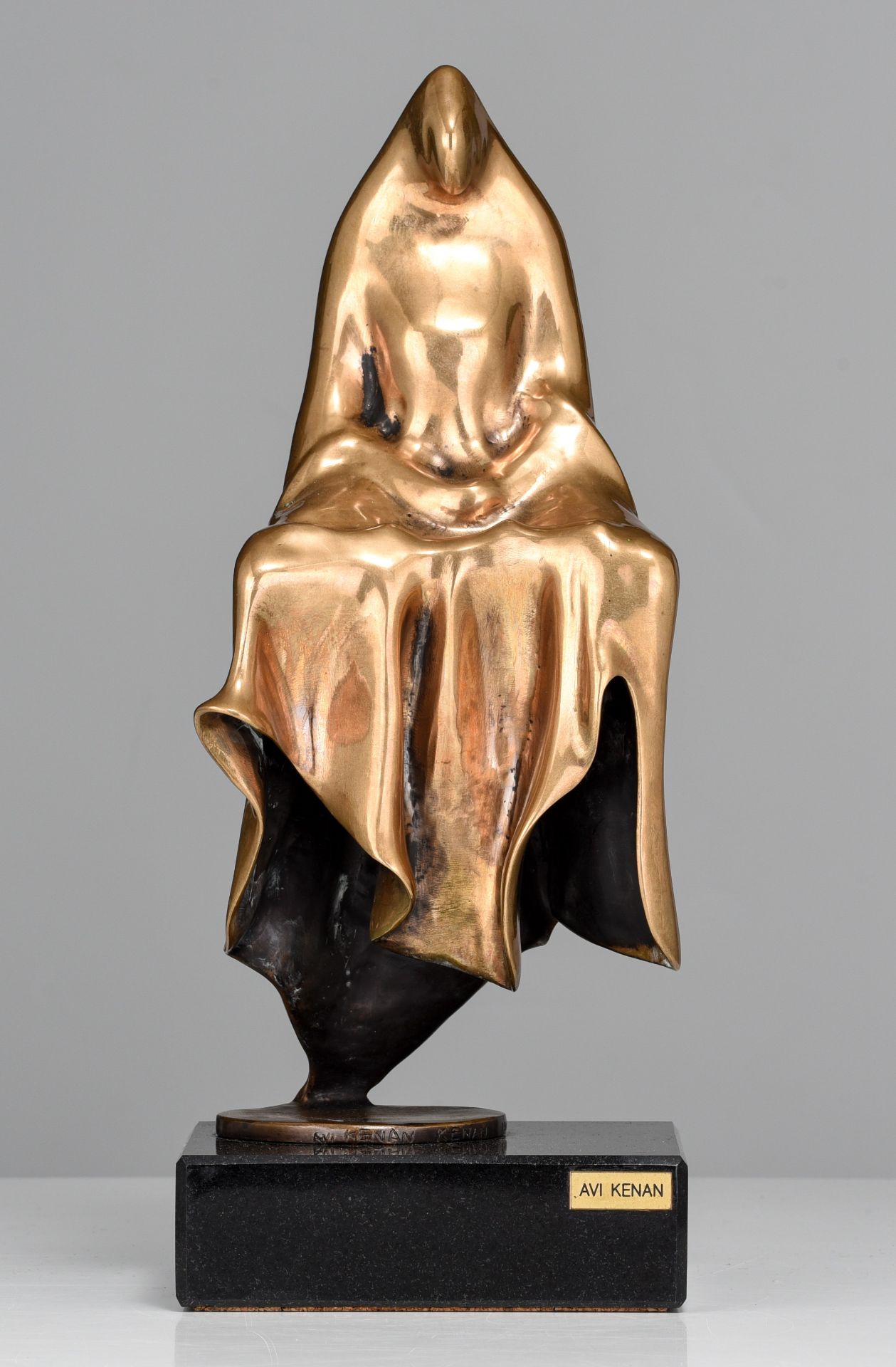 Avi Kenan (1951), untitled, 1985, N∞ 18/250, polished bronze on a granite base, H 42,5 - 49 cm (with - Image 2 of 9