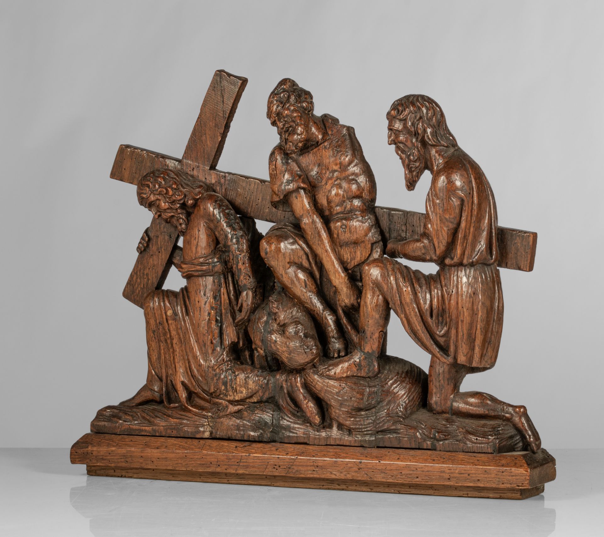 An oak retable fragment depicting one of the stages of the cross, probably Antwerp, late 16thC, H 37 - Image 2 of 6