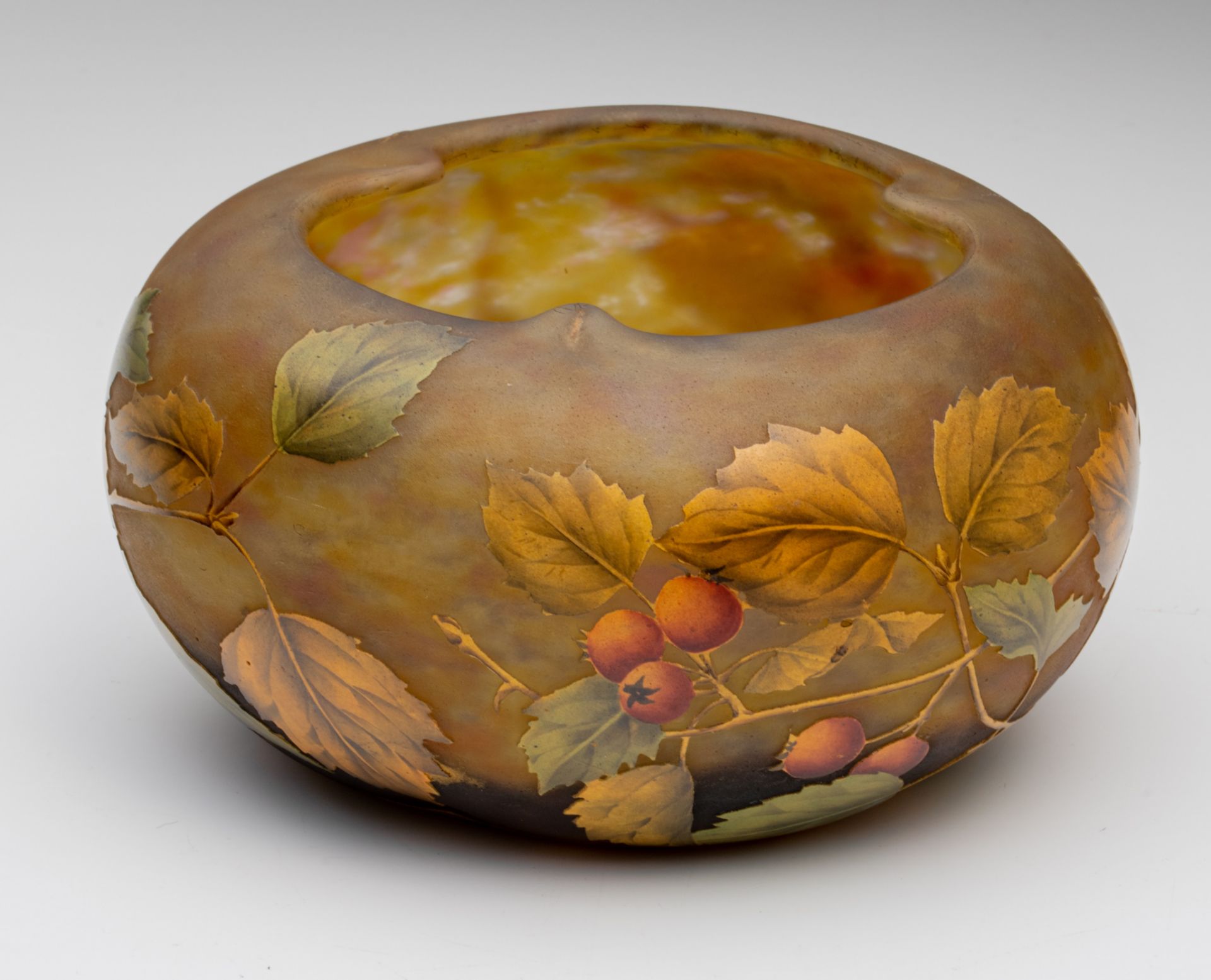 (BIDDING ONLY ON CARLOBONTE.BE) A large Art Nouveau style cameo glass paste bowl with floral decorat - Image 4 of 10