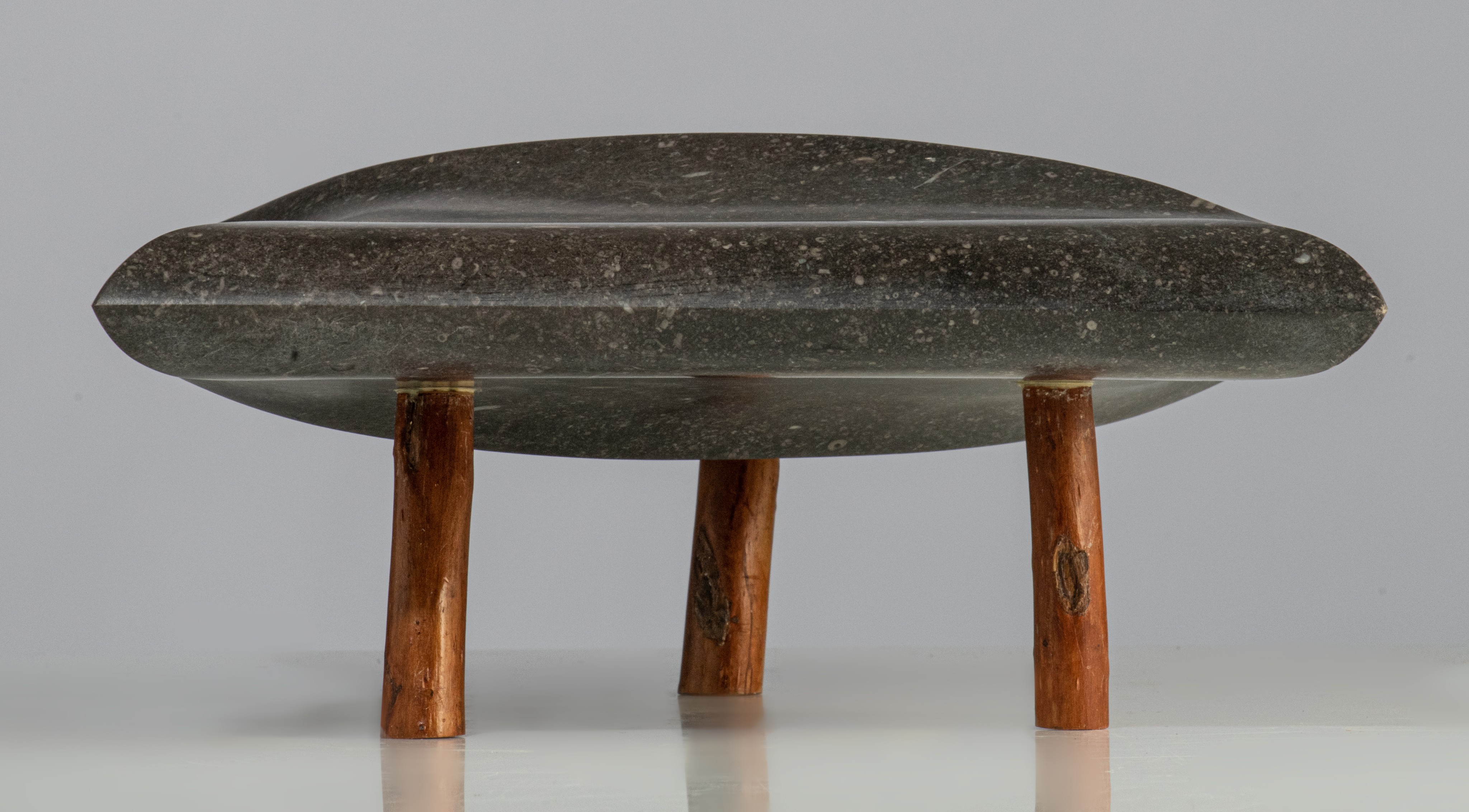 Bo Alisson (1952), untitled sculpture, Belgian blue stone on wooden stands, H 14 - W 40 cm - Image 5 of 7