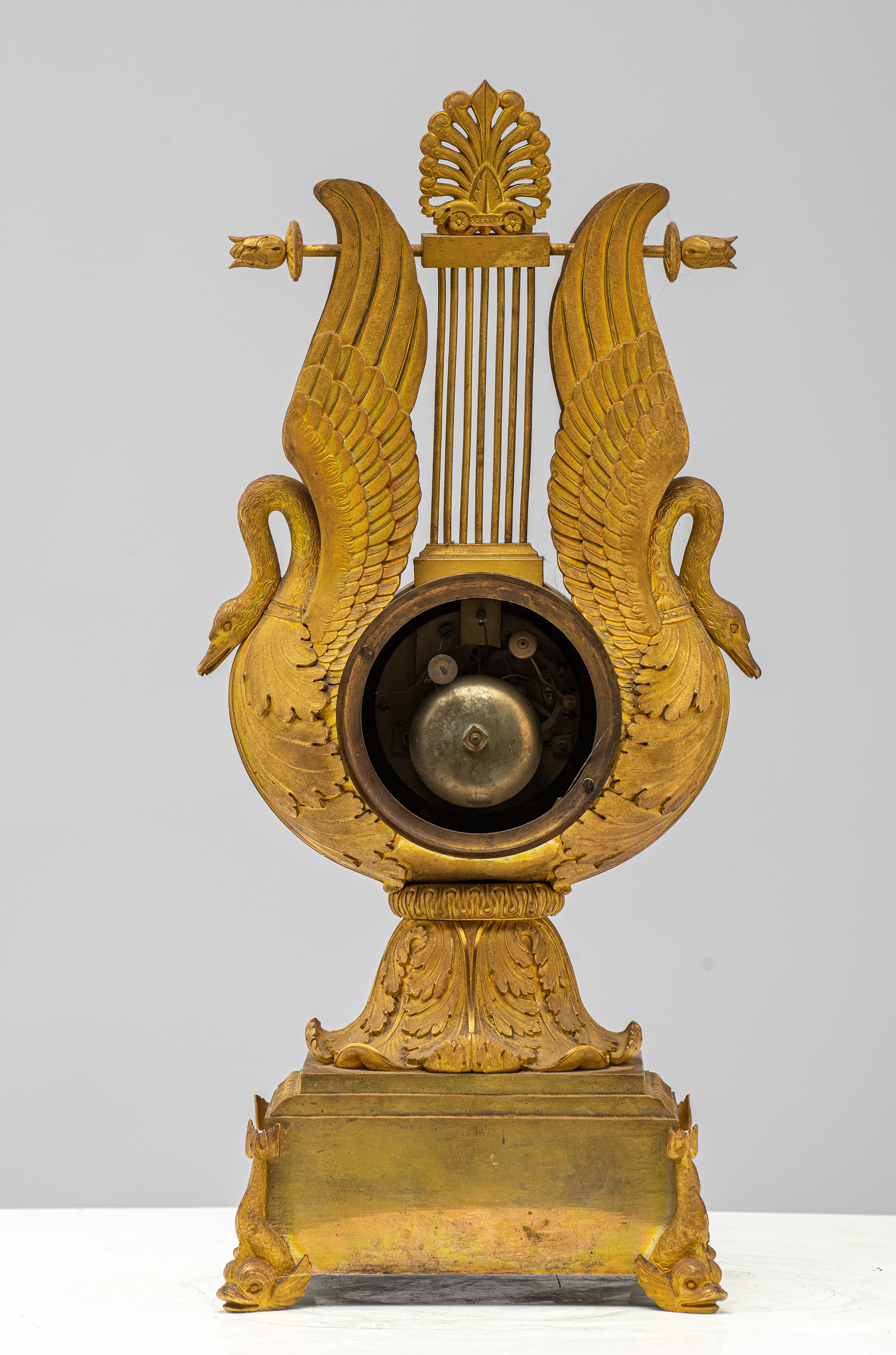 A gilt bronze lyre-shaped Restauration mantle clock, decorated with swans and dolphins, ca. 1815-183 - Image 18 of 19